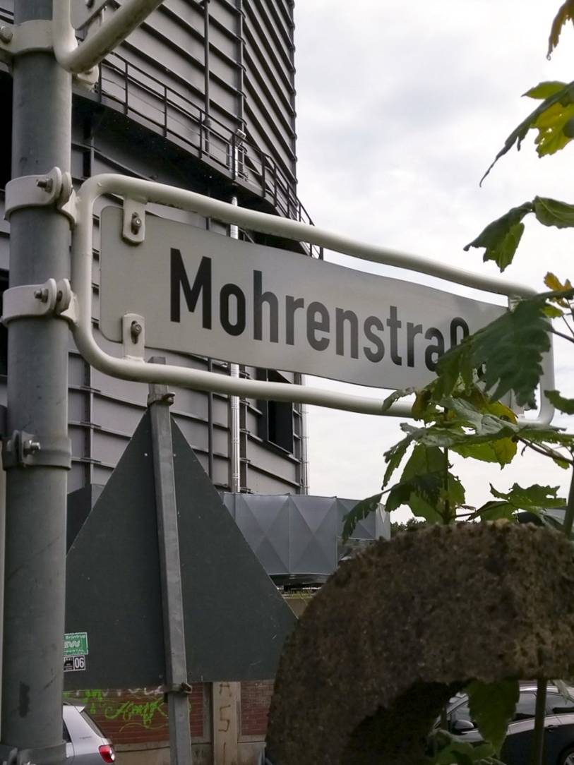 Die Bücherzelle steht in der Mohrenstraße.