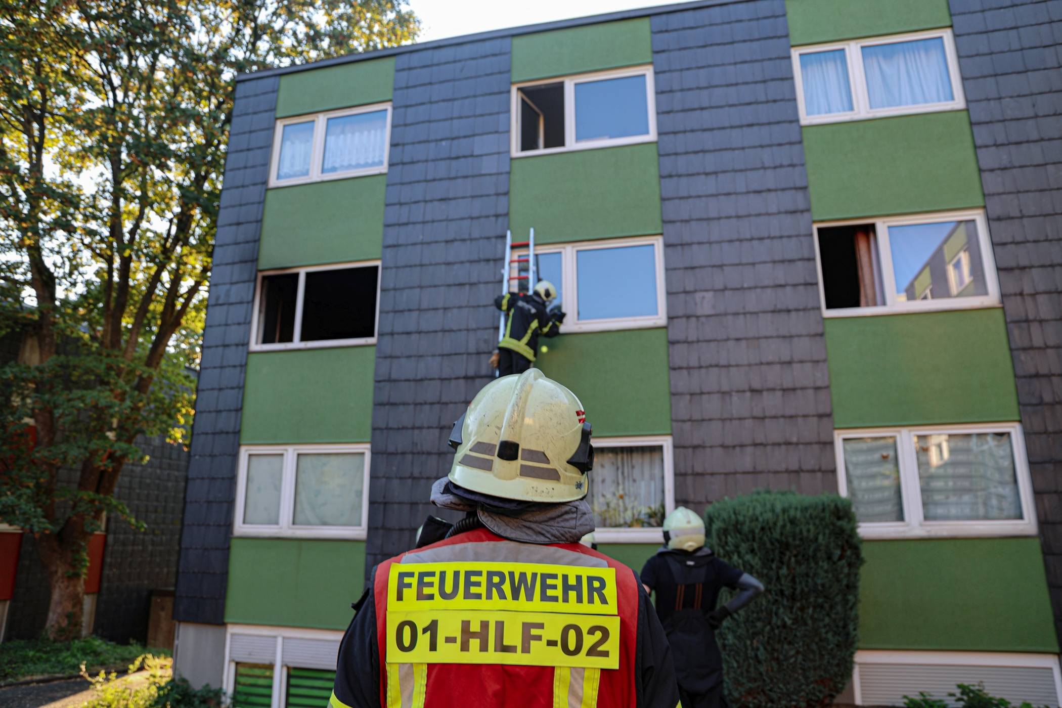  Die Feuerwehr musste einige Wohnungen durch die Fenster betreten. 