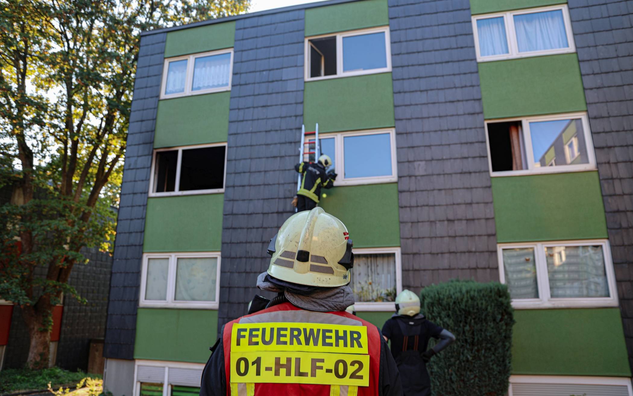 Feuerwehr rettet Menschen aus stark verrauchtem Gebäude