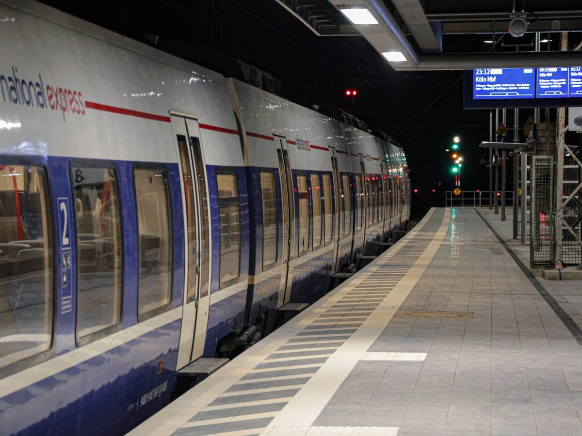 Impressionen: Die Züge rollen wieder durch Wuppertal