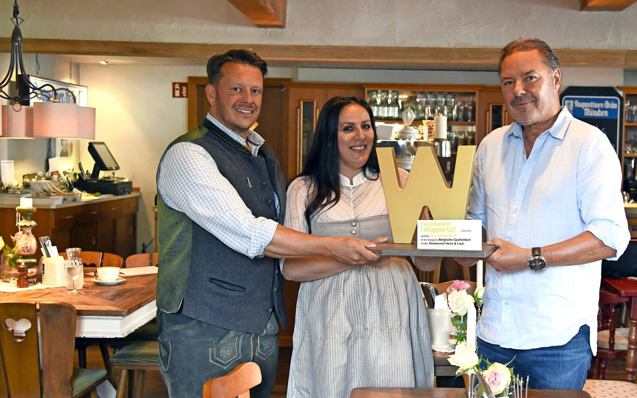 Rundschau-Redaktionsleiter Roderich Trapp überreicht das „Goldene W“ im „Heinz &amp; Liesl“ an Samira und Boris von Loon-Behr.  