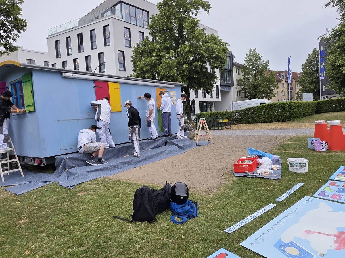 Azubis der Malerinnung haben den Kinderlesewagen saniert