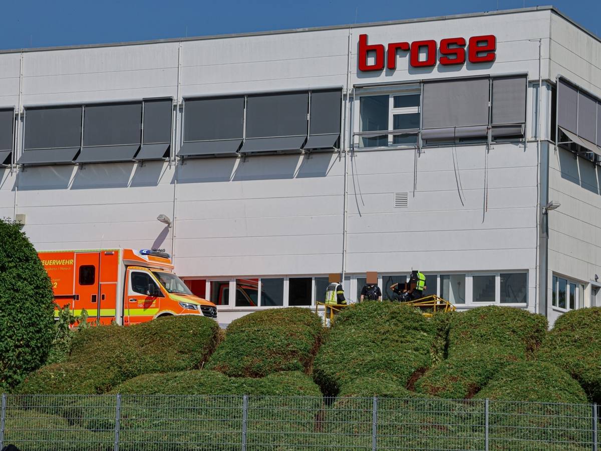Zwei Schwerverletzte nach Unfall mit Arbeitsbühne