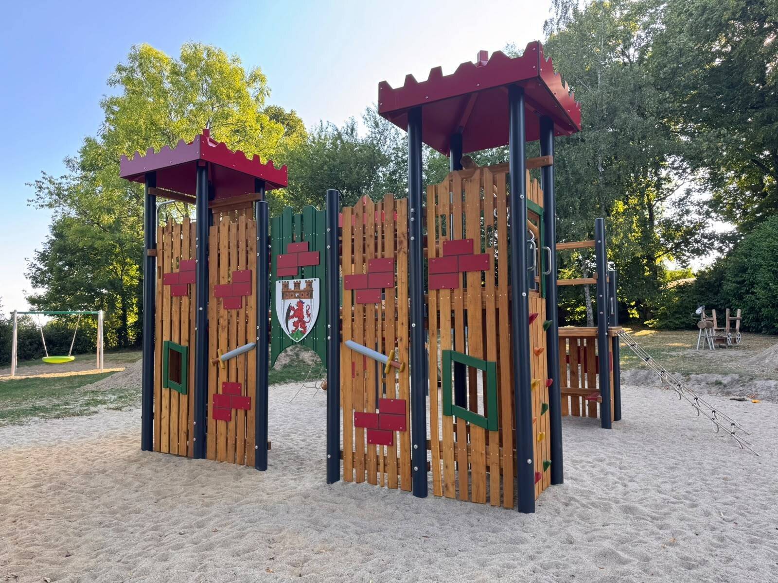  Die „Burg“ mit Wappen in Hintersudberg. 