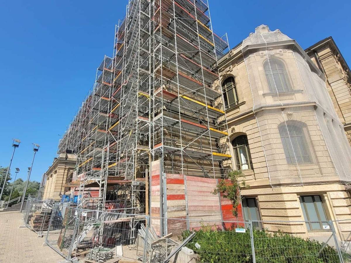Gerüste zieren nun die Historische Stadthalle