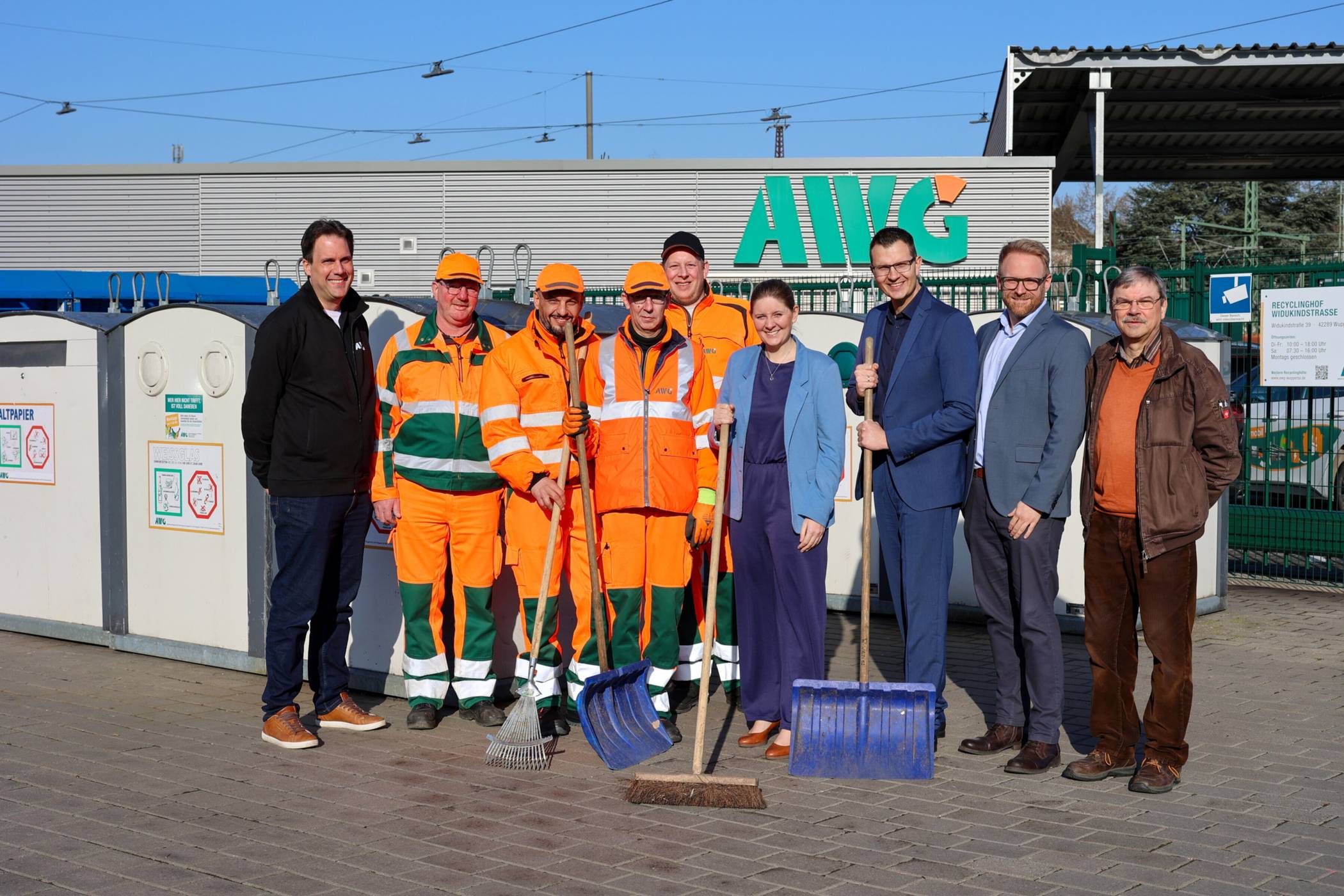  Von li.: Patrick Herzog (li., AWG-Abteilungsleiter Abfallsammlung und -transport), die AWG-Mülldetektive, Oberbürgermeisterin Miriam Scherff, AWG-Geschäftsführer Sascha Grabowski, AWG-Prokurist Daniel Pfordt und Christoph Brüssermann. 