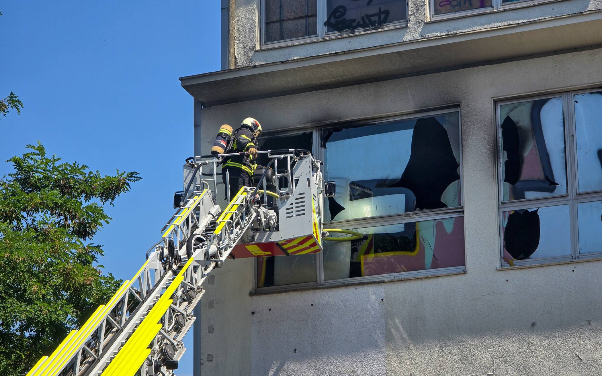 Über die Drehleiter rückte die Feuerwehr