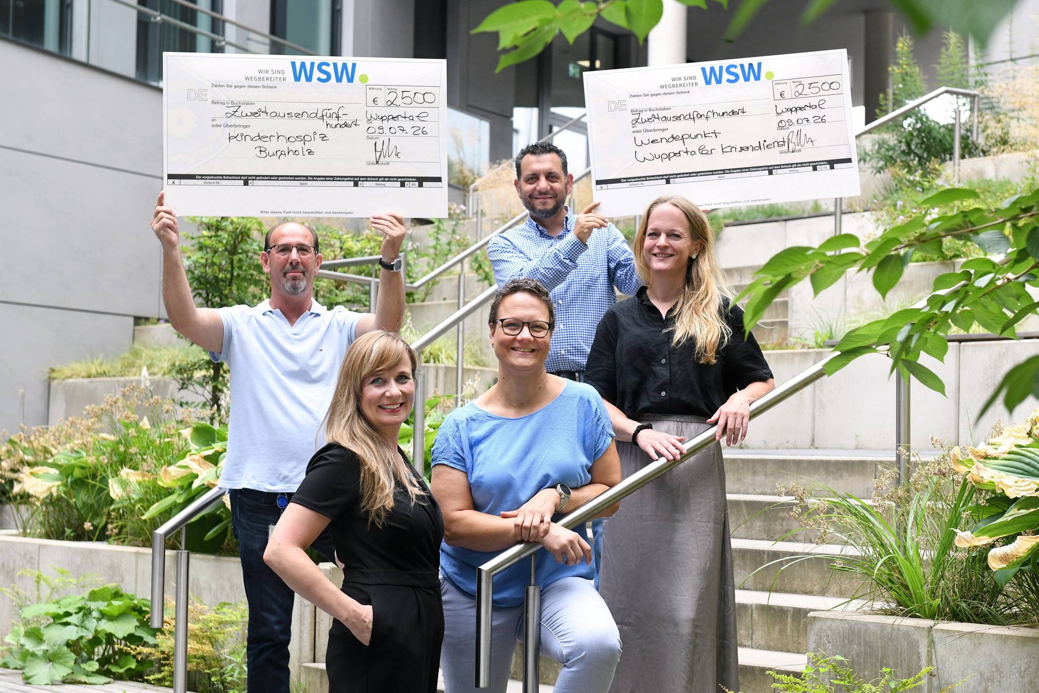  Jeannine Böhrer-Scholz (Leiterin Kommunikation und Marke WSW, vorne l.), Kastriot Berisha und Daniele Culosi (beide WSW-Betriebsrat, hinten v.li.) überreichten die Spenden an Kerstin Wülfing (Geschäftsführerin Kinder- und Jugendhospiz Burgholz, Mitte) sowie Martina May (Leiterin Tochtergesellschaften Evangelische Stiftung Tannenhof). 
