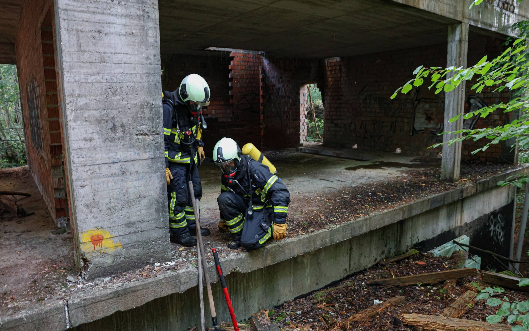 Feuerwehr löscht Brand in Bauruine
