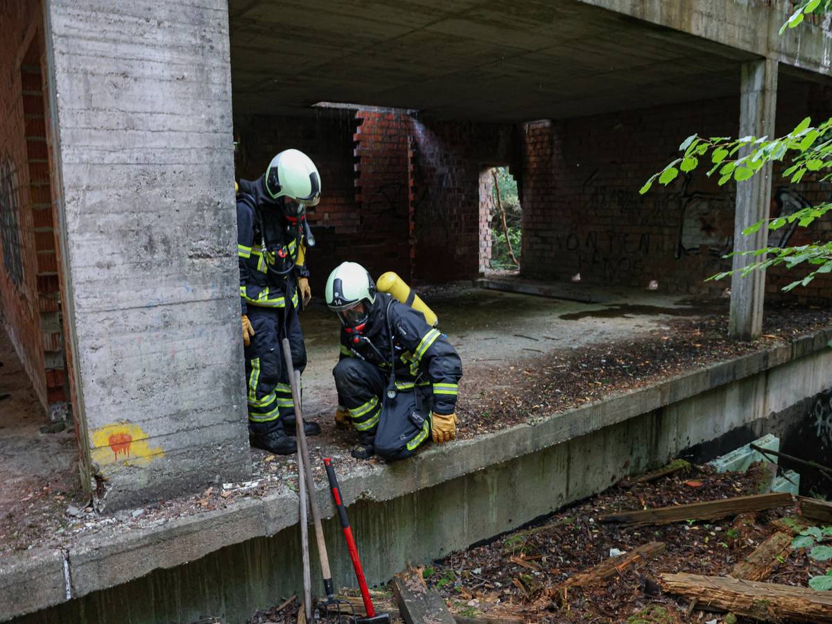 Feuerwehr löscht Brand in Bauruine