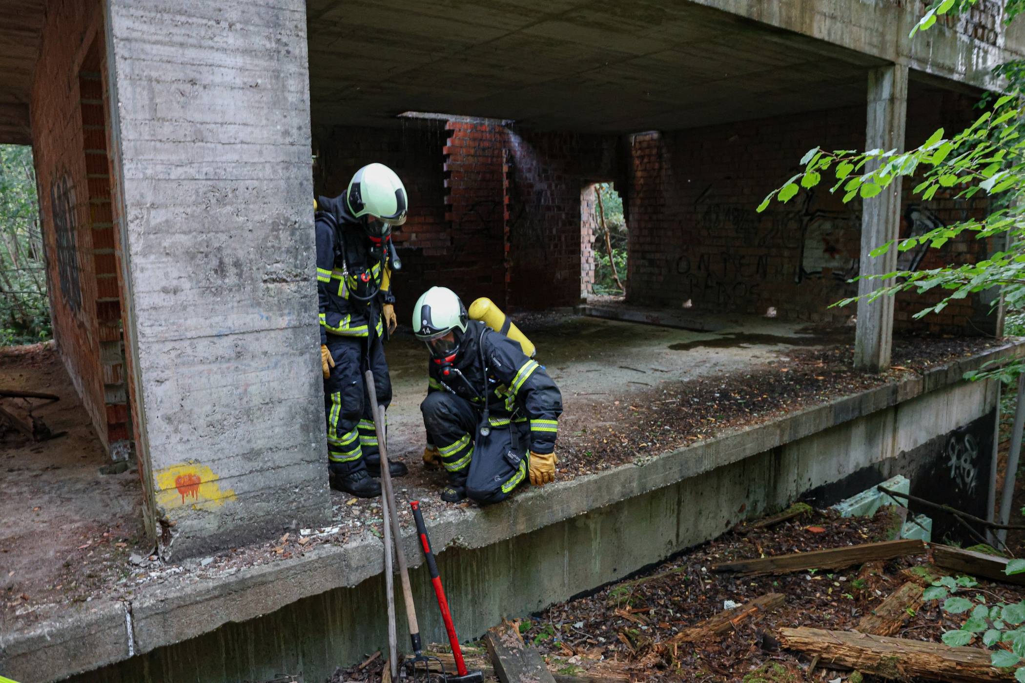  Die Feuerwehr musste zunächst durch unwegsames Gelände. 