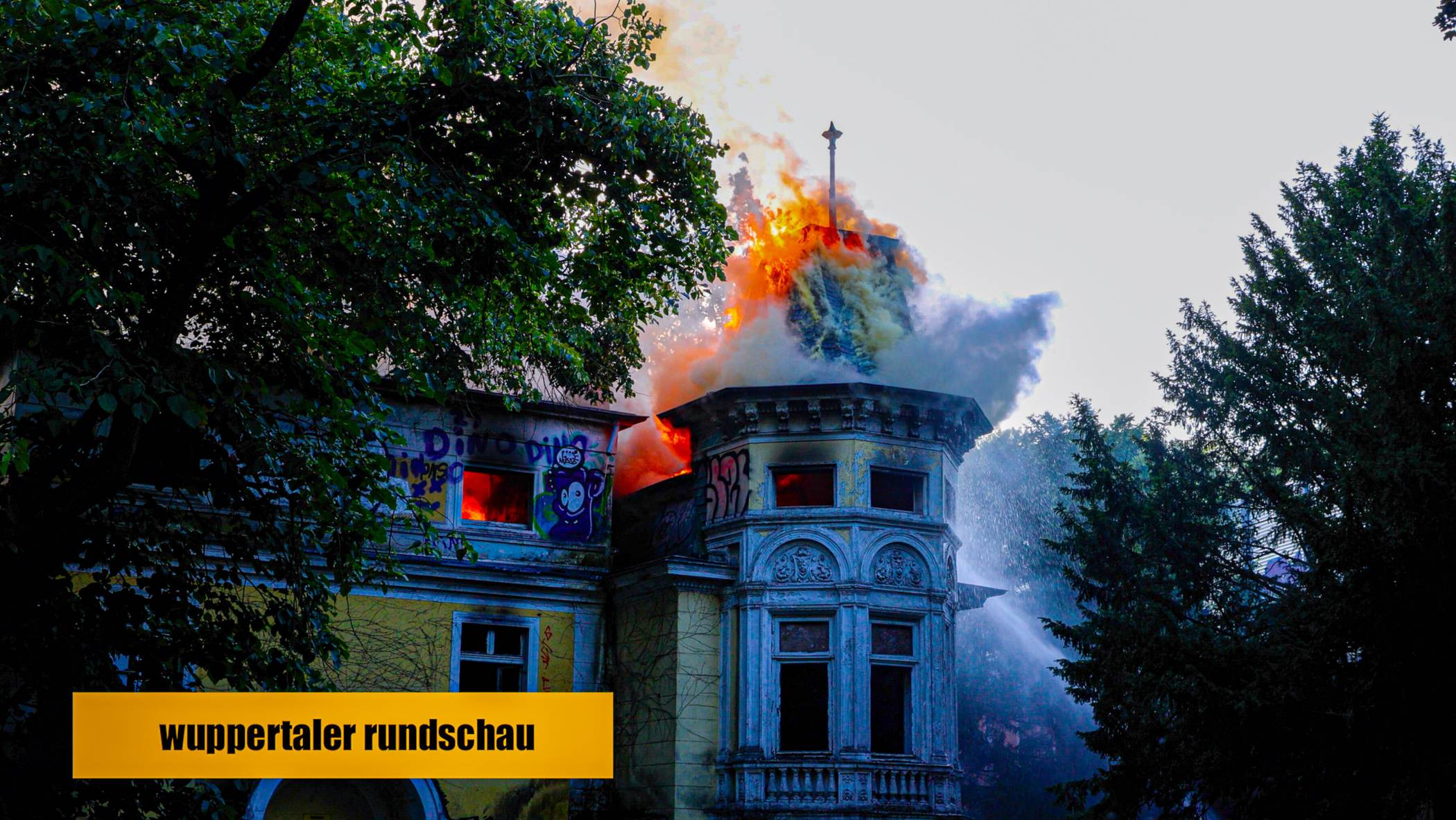 Die Flammen wüteten im Dachgeschoss.