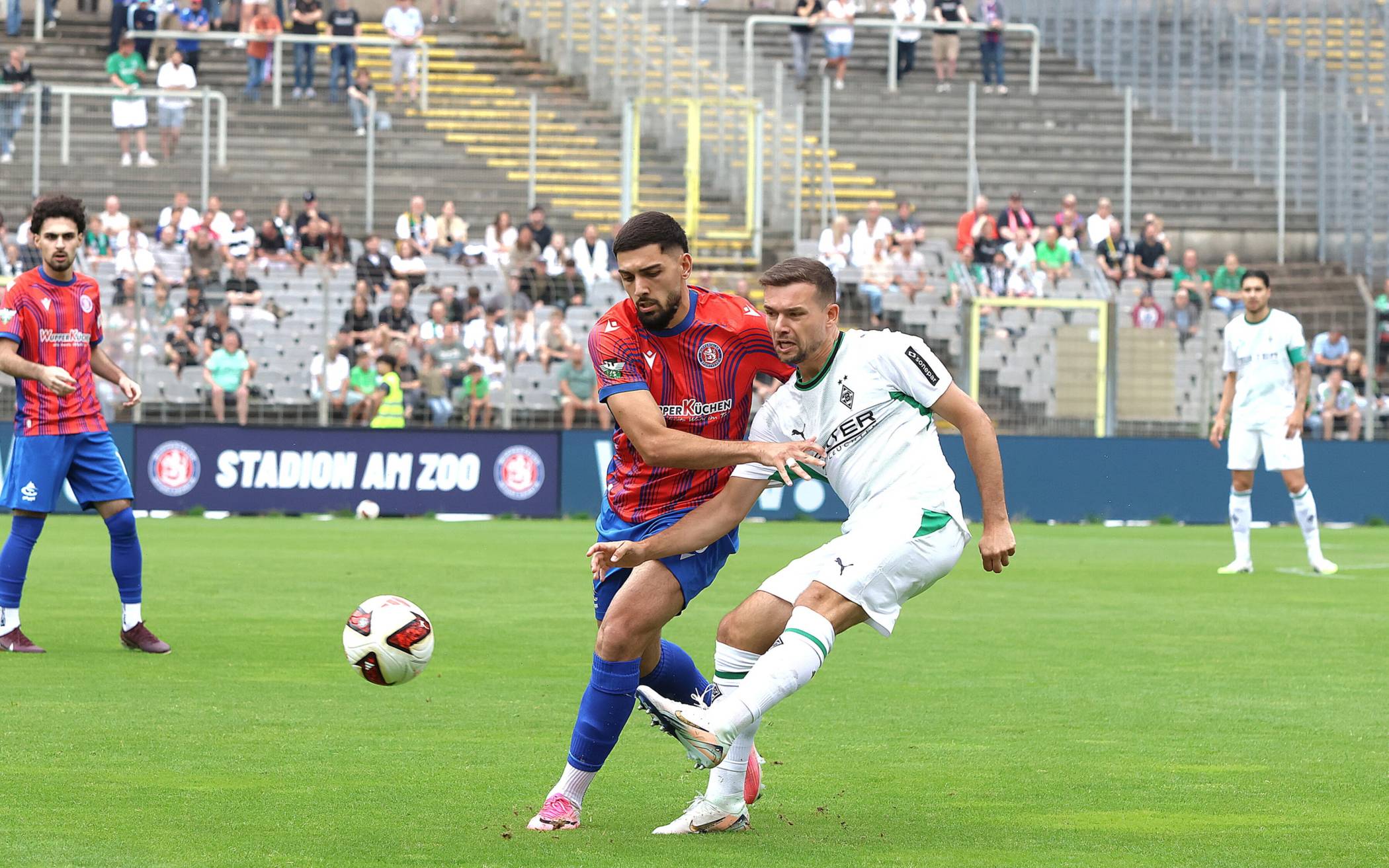 Szene mit Eren Albayrak (li.).