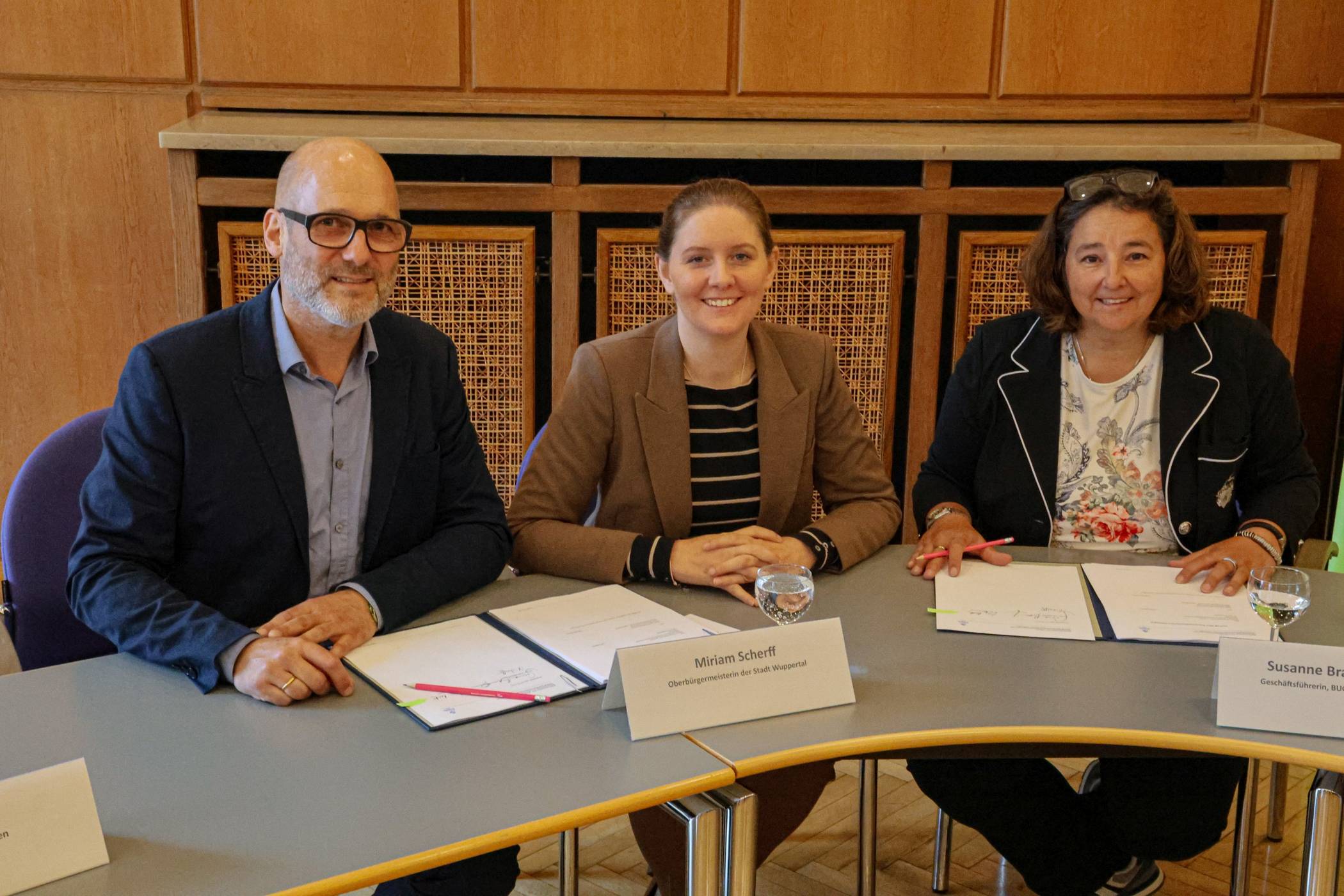  Bei der Vertragsunterzeichnung im Rathaus: „Relais“-Geschäftsführer Gero Heck mit Oberbürgermeisterin Miriam Scherff und Susanne Brambora-Schulz, Geschäftsführerin der BUGA Wuppertal 2031 gGmbH (re.). 