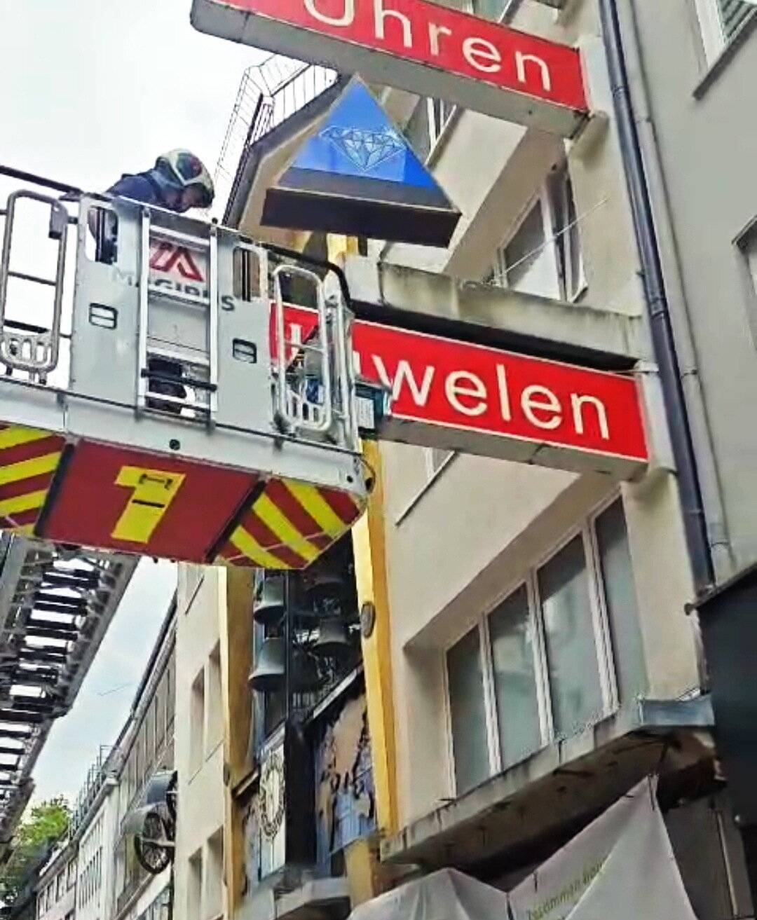 Feuerwehr rettet Taubenküken aus Leuchtreklame