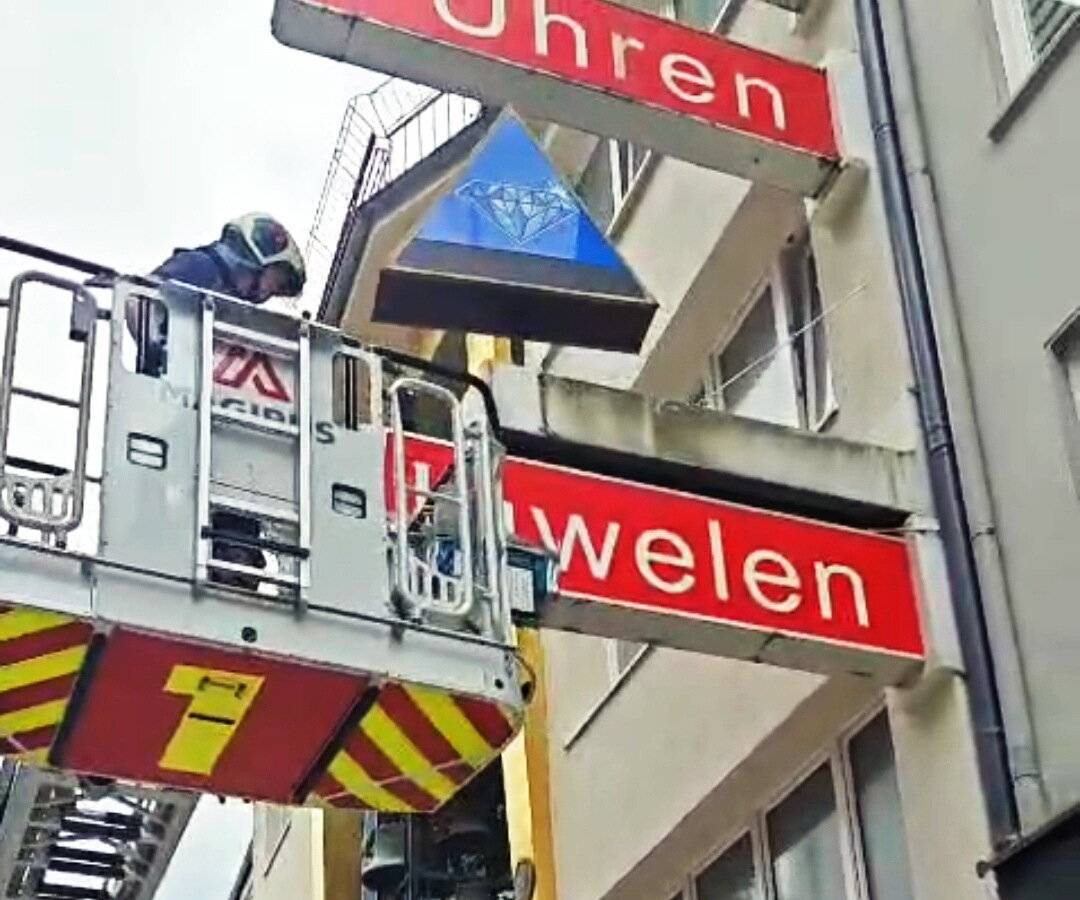 Feuerwehr rettet Taubenküken aus Leuchtreklame