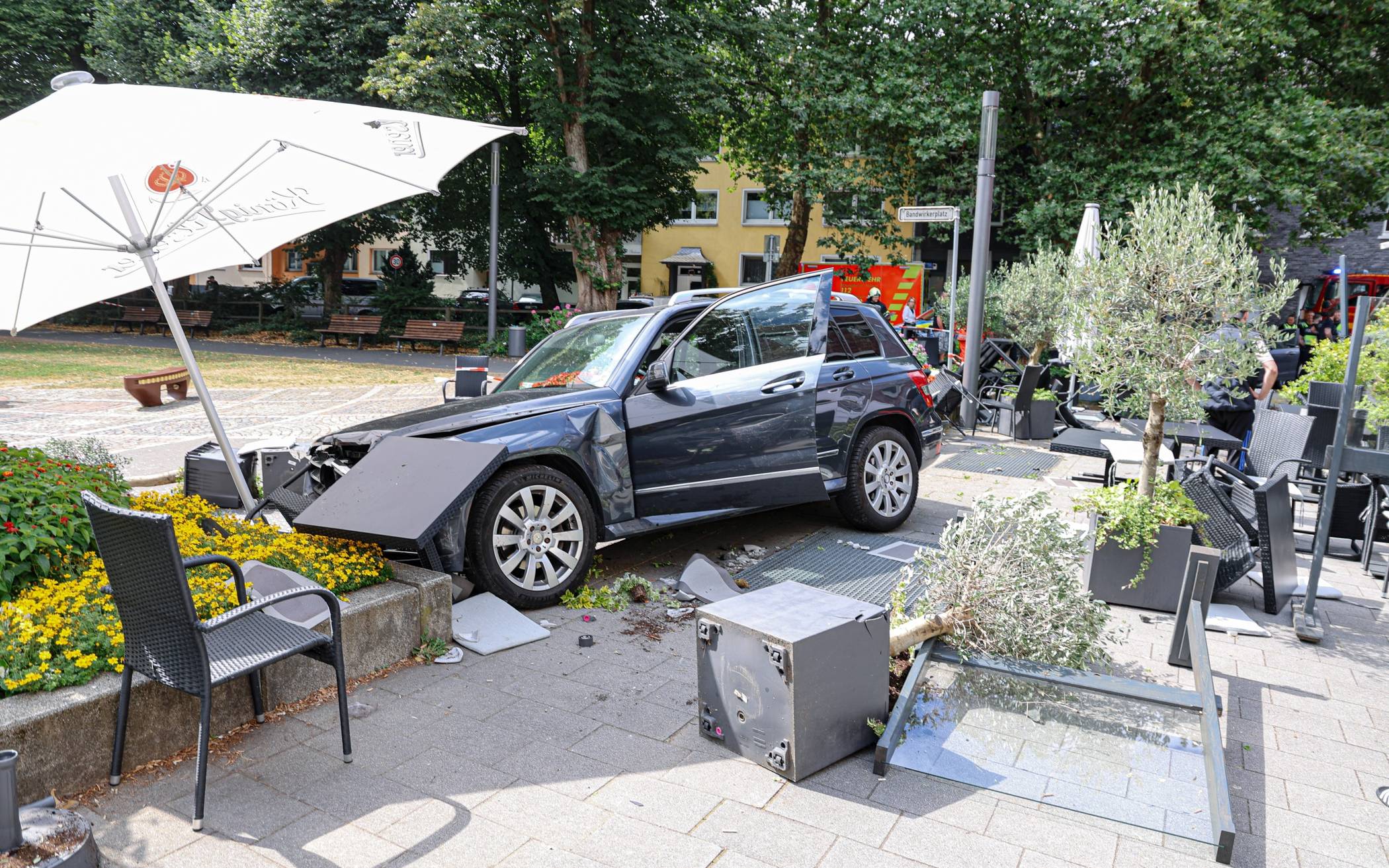 Bilder: Auto fährt durch Wuppertaler Außengastronomie