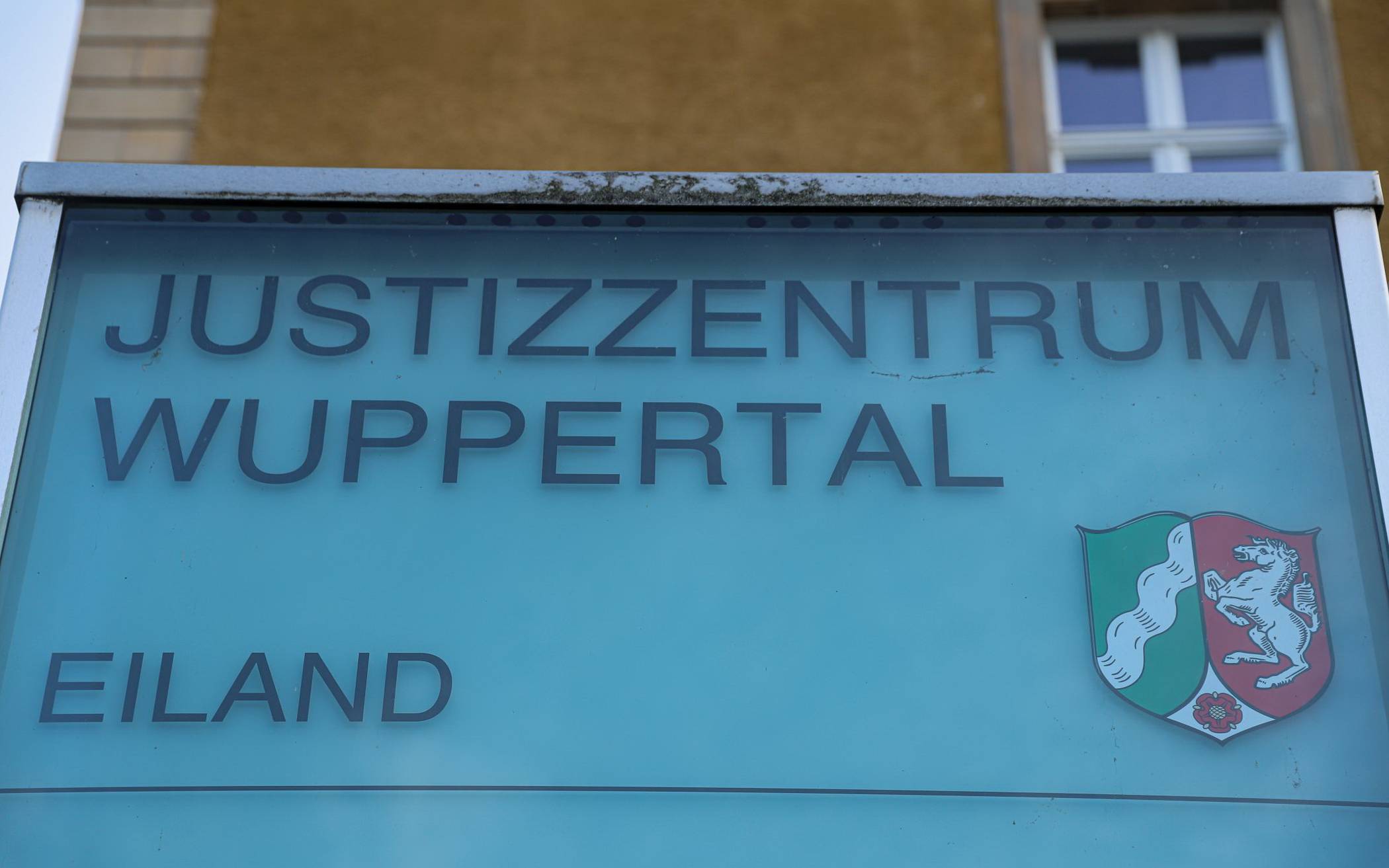 Schild am Wuppertaler Justizzentrum.