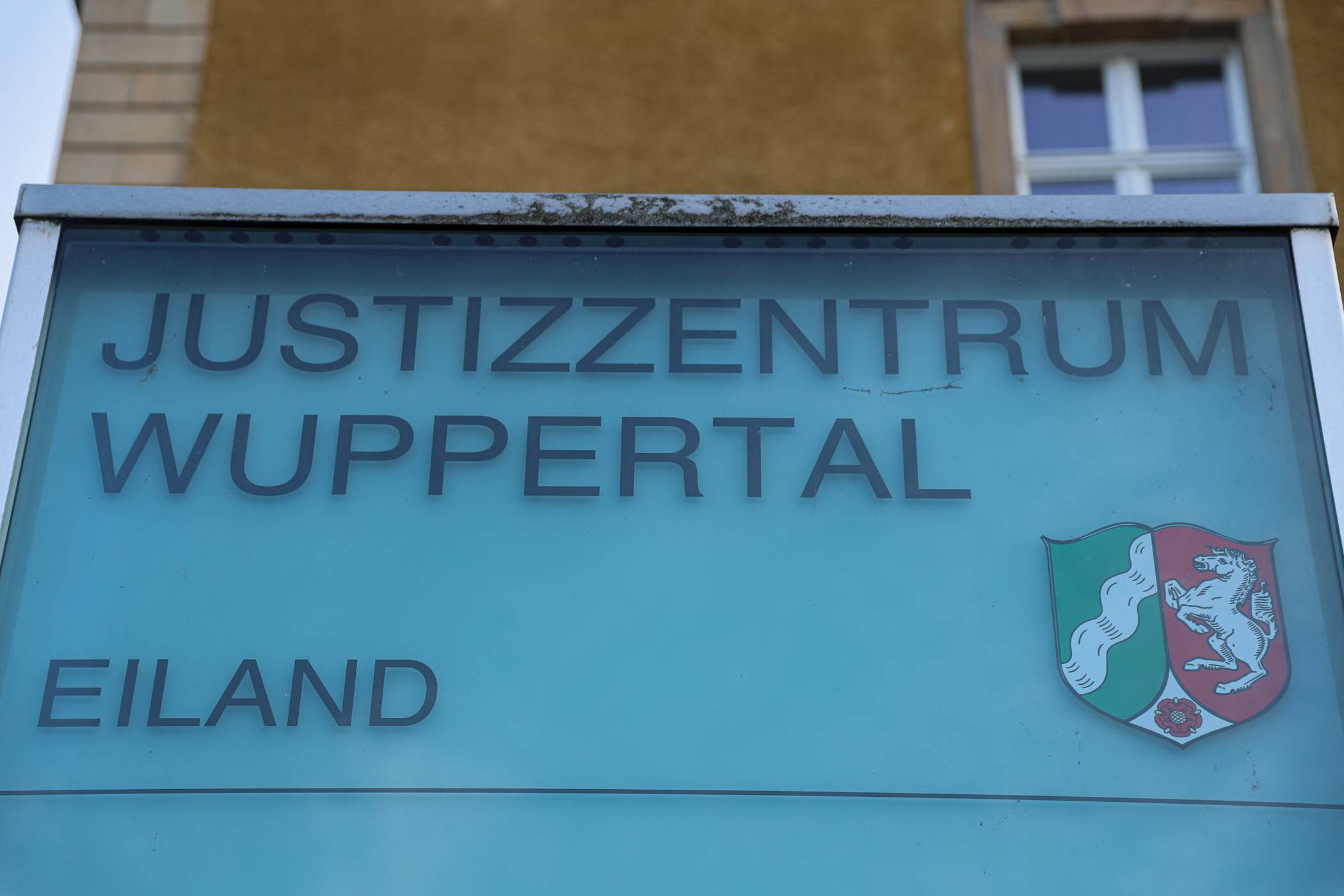  Schild am Wuppertaler Justizzentrum. 