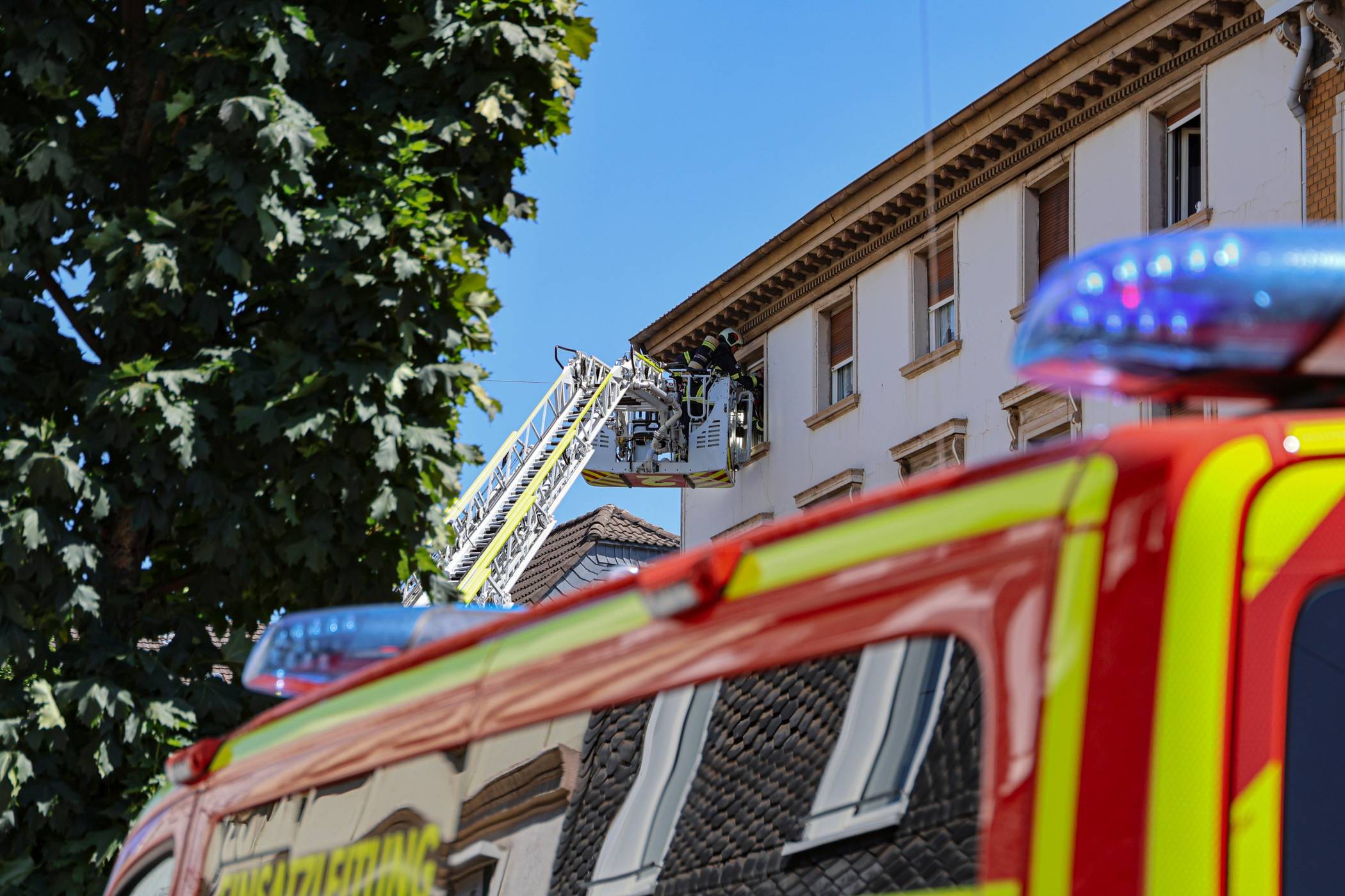 Über die Drehleiter ging es ins Freie.
