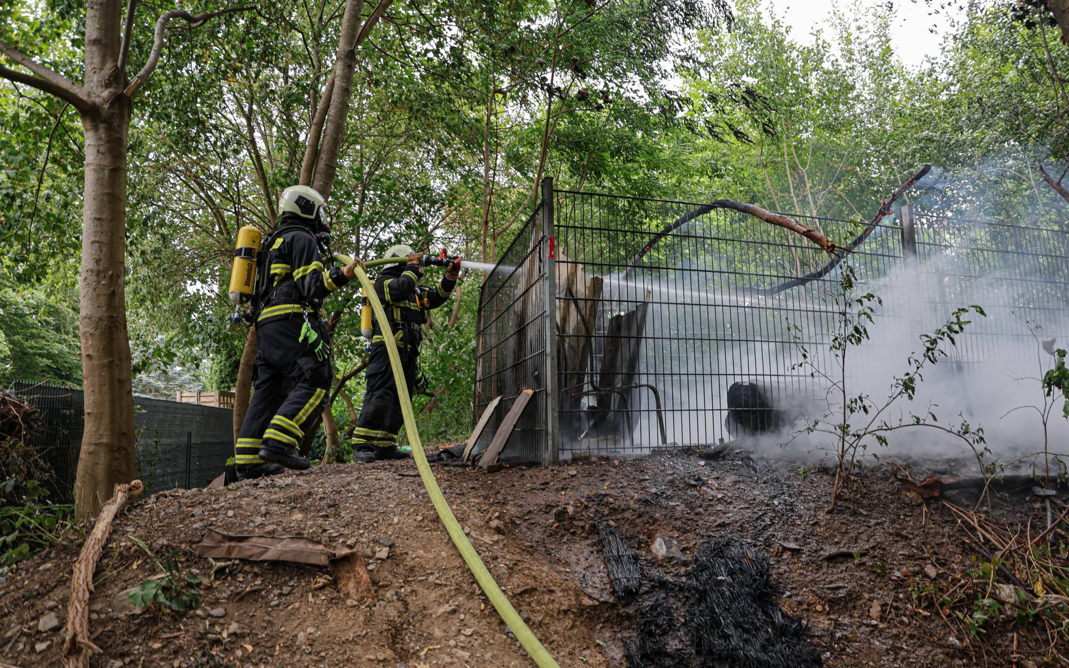 Bilder: Holzverschlag in Wuppertal in Flammen