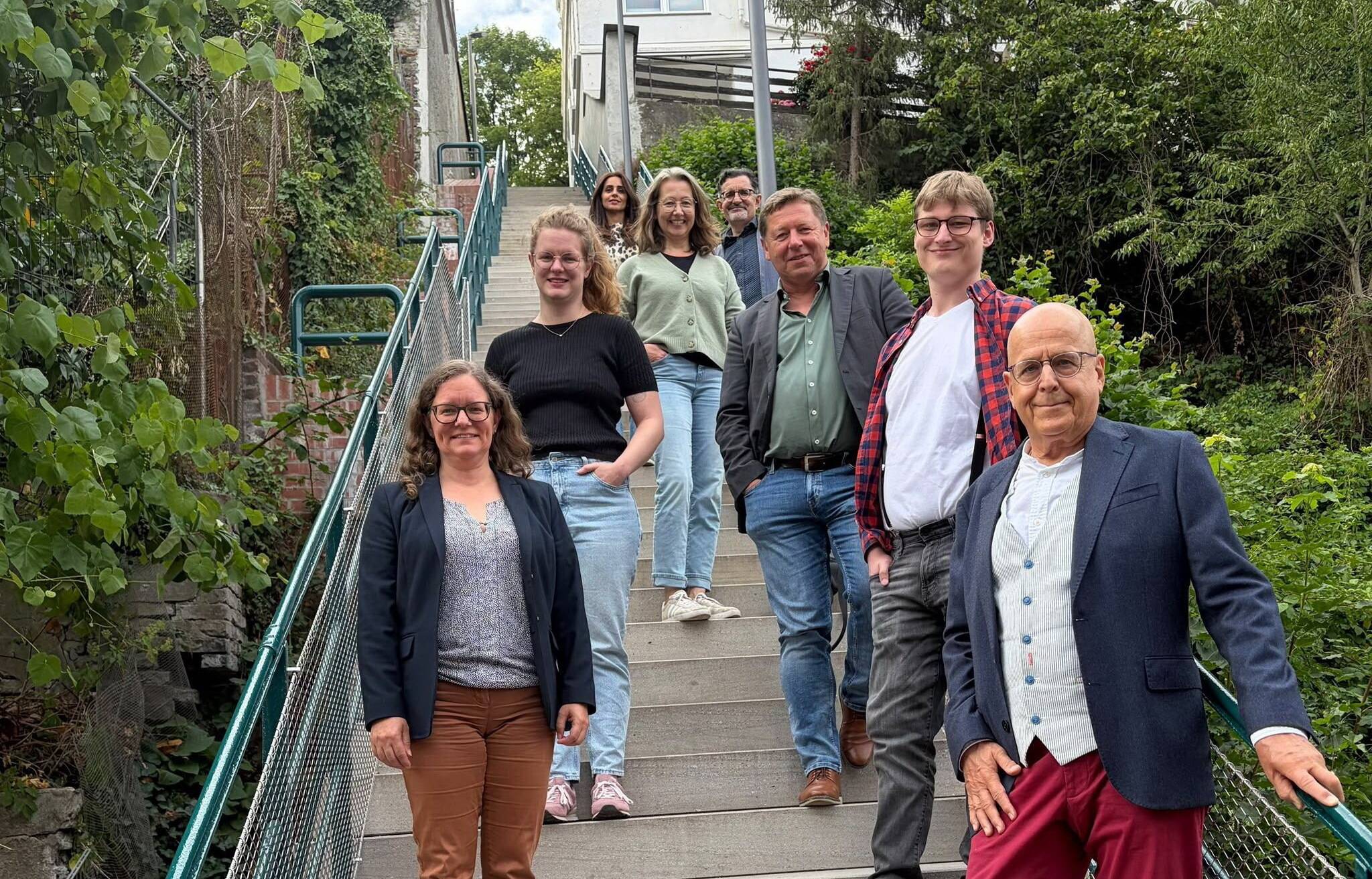 Auf der Jakobstreppe (von li.): Sabine Schmidt, Julia Schnäbelin, Parisa Gilbert-Sadafi, Gudrun Handke, Erdem Duman, Guido Grüning, Ruben Schnäbelin und Dr. Urs Diederichs.