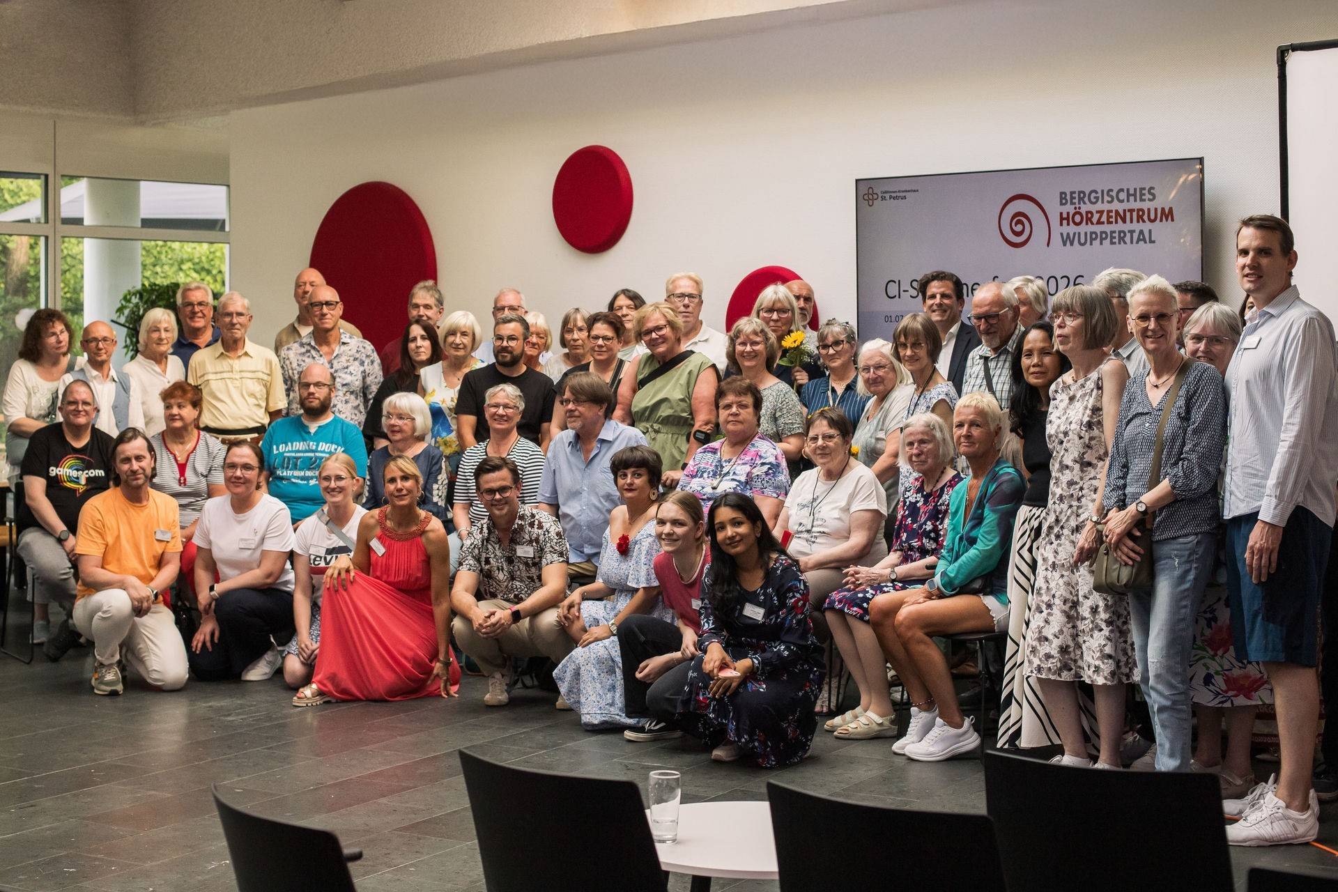 Alle auf einen Blick: Die Veranstalter und zahlreichen Gäste des CI-Sommerfestes im St. Petrus-Krankenhaus.   