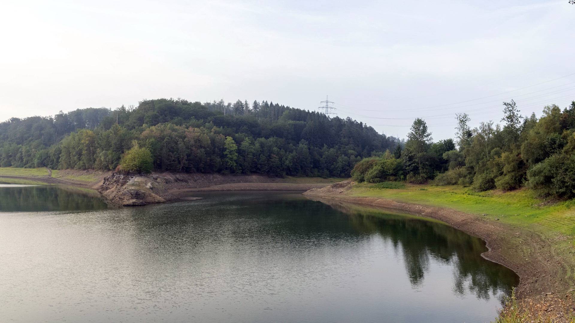 Die Wupper-Talsperre weist einen niedrigen Füllstand auf.