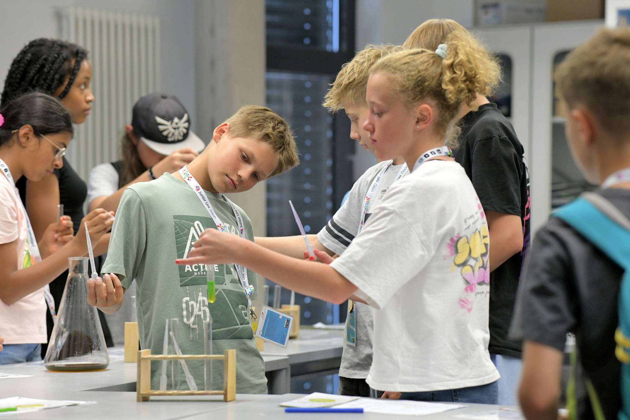  Bei der interaktiven Forschungsrallye quer durch die Junior Uni gab es wissenschaftliche Herausforderungen, die von den Teams gemeinsam gelöst werden mussten. 