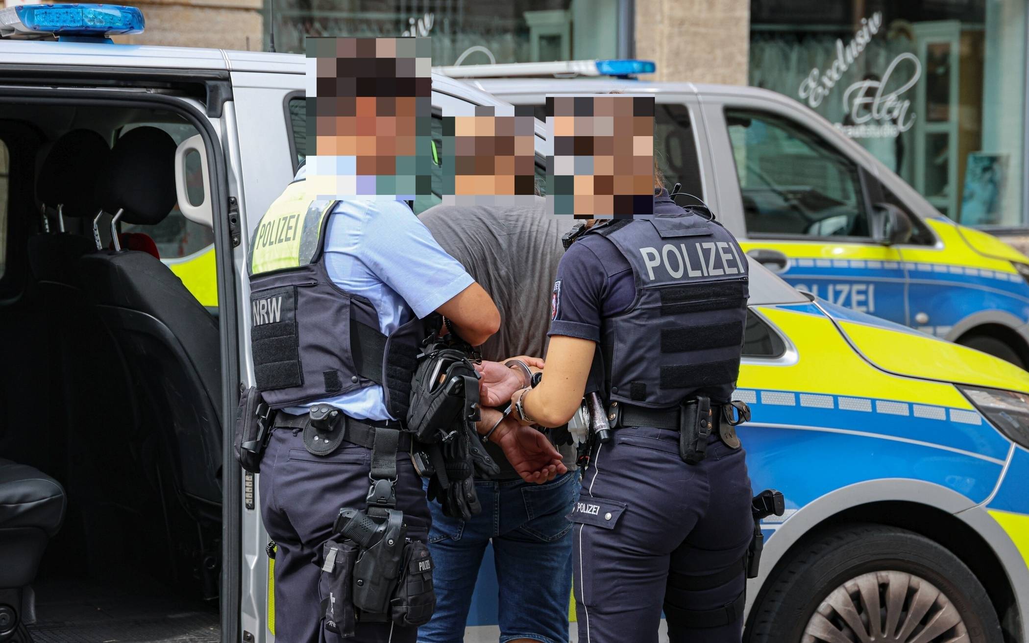 Die Polizei legte den Beschuldigten Handschellen