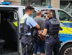 Die Polizei legte den Beschuldigten Handschellen