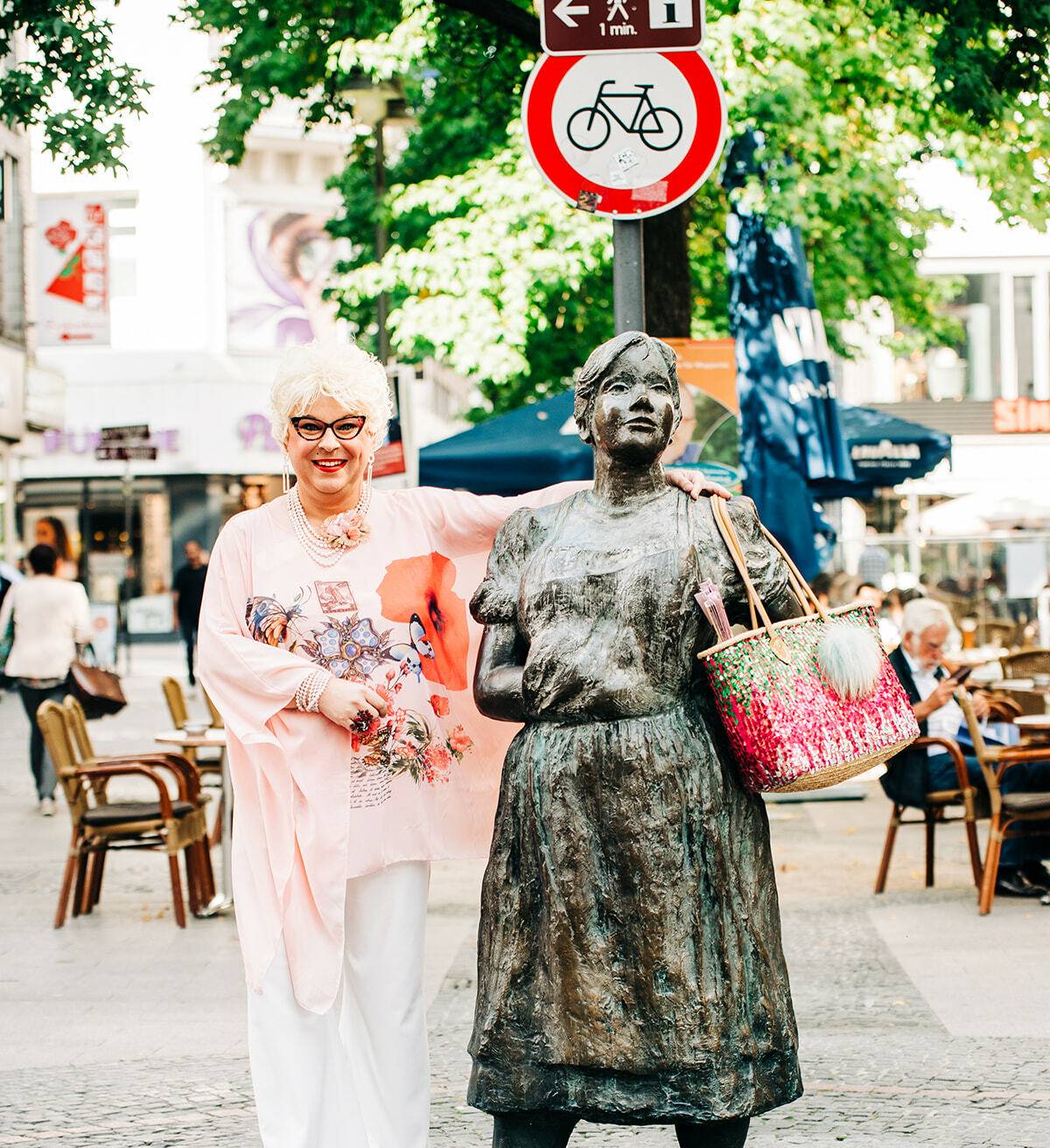 Fabienne van Straten an der Mina-Knallenfalls-Skulptur.