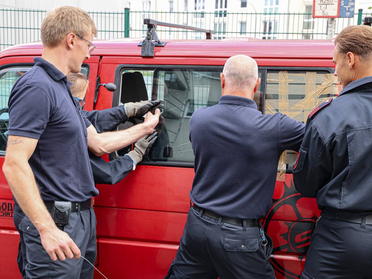 Feuerwehr befreit Kind aus verschlossenem VW Bulli