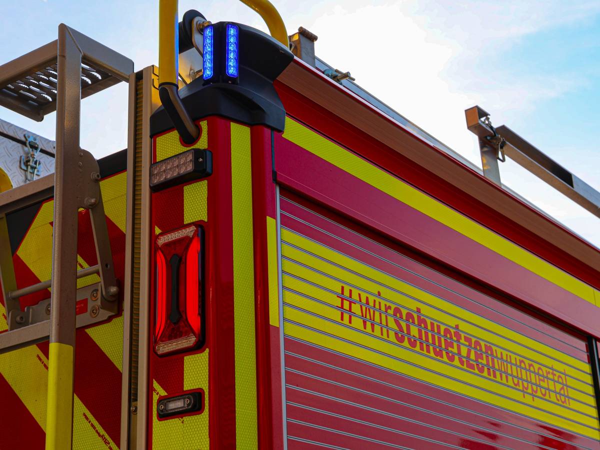 Feuerwehr löscht Flammen im Dachbereich