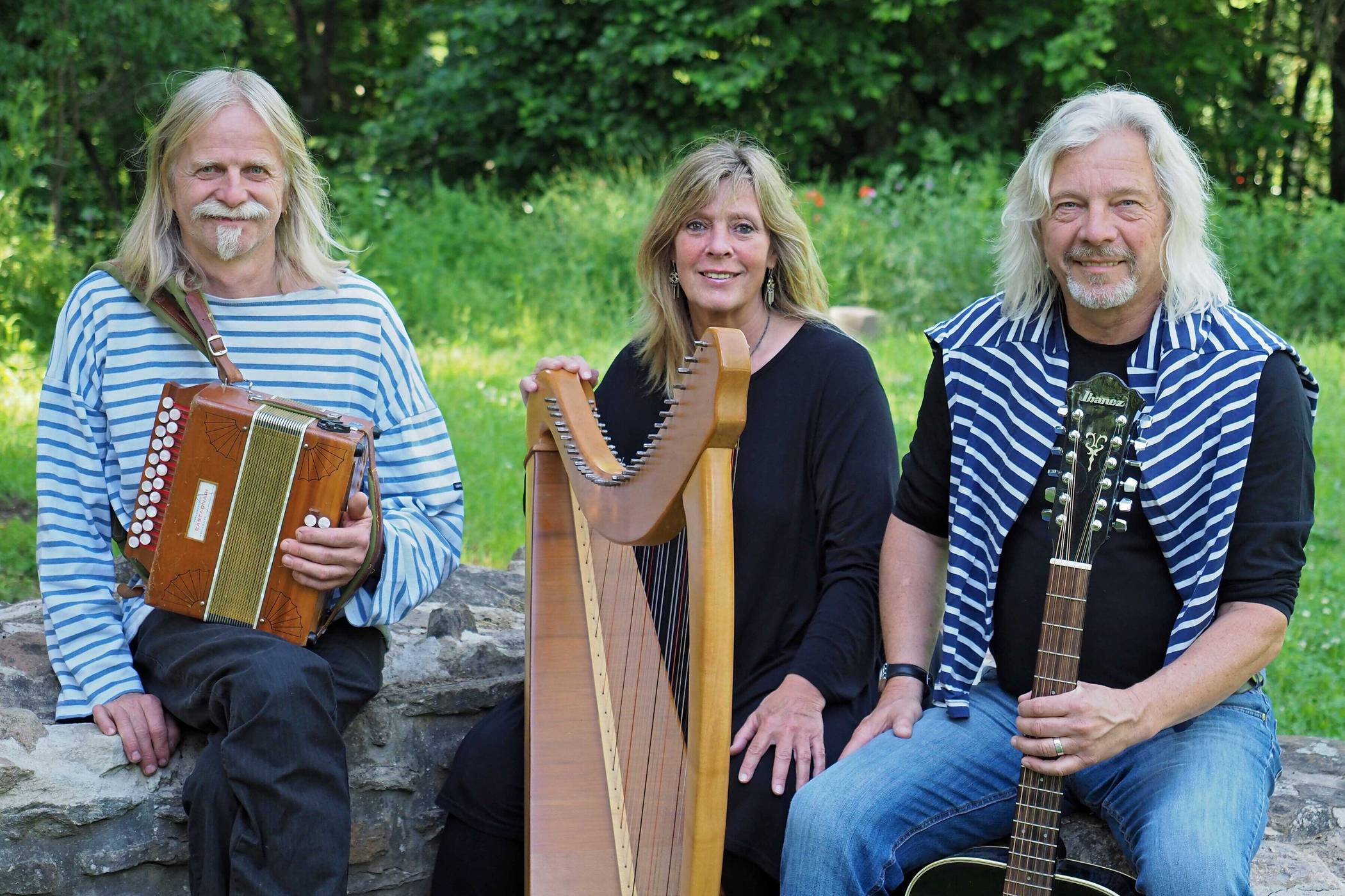  Andreas Derow, Barbara Gerdes und H. Martin Derow sind das Trio „An Erming“. Sie komen 29. August in die Bandfabrik. 