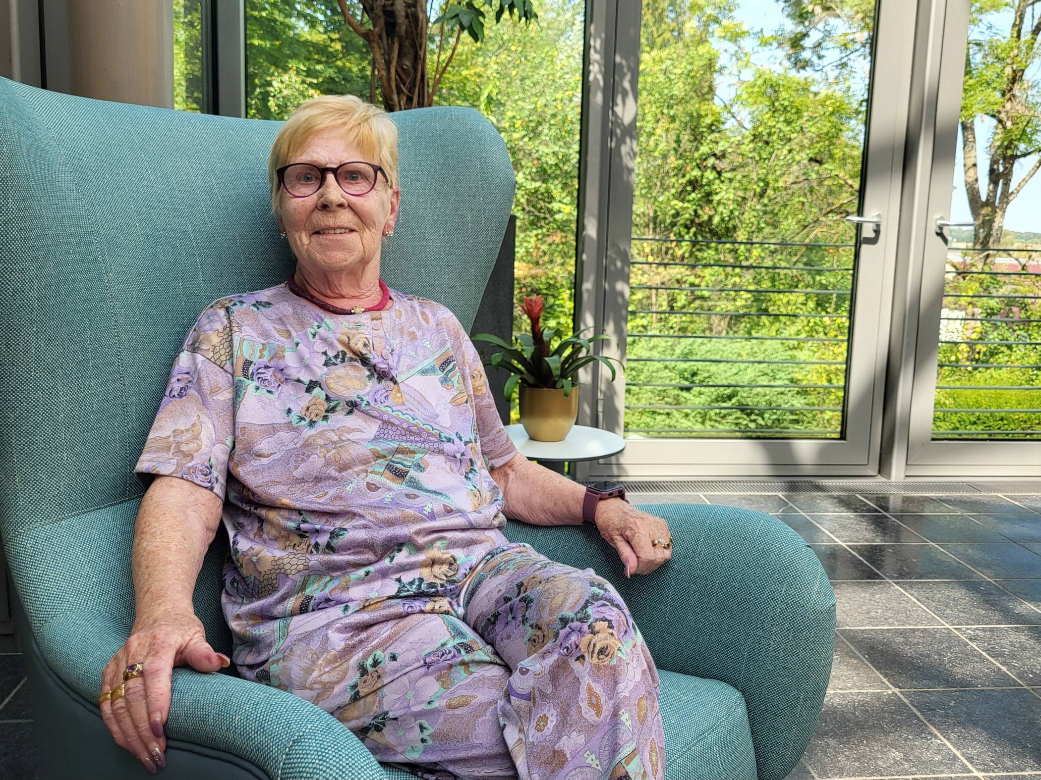 Heidi sitzt besonders gern im blauen Sessel in der „Halle des Lichts“.