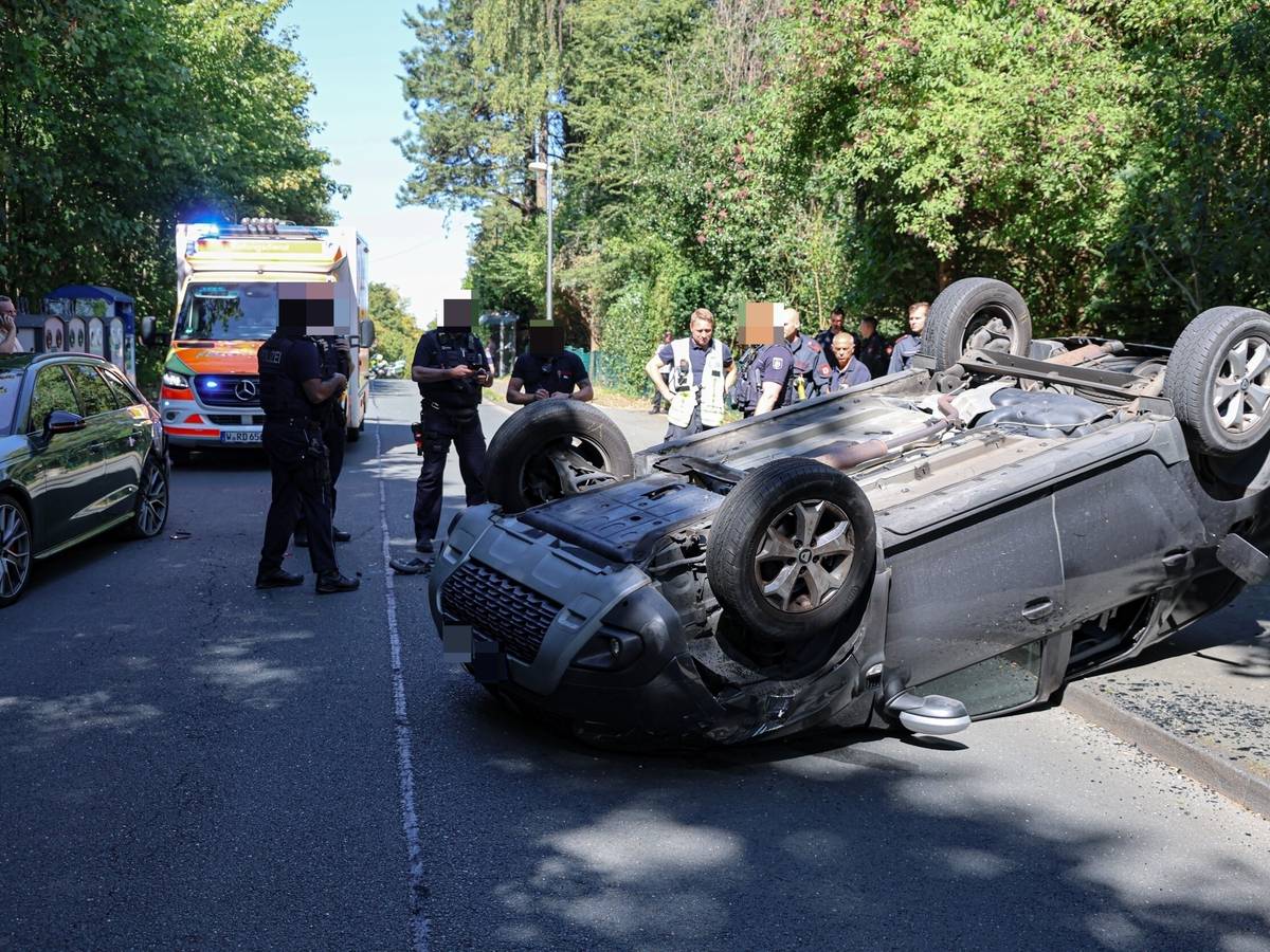 Auto landet auf dem Dach – Frau schwer verletzt