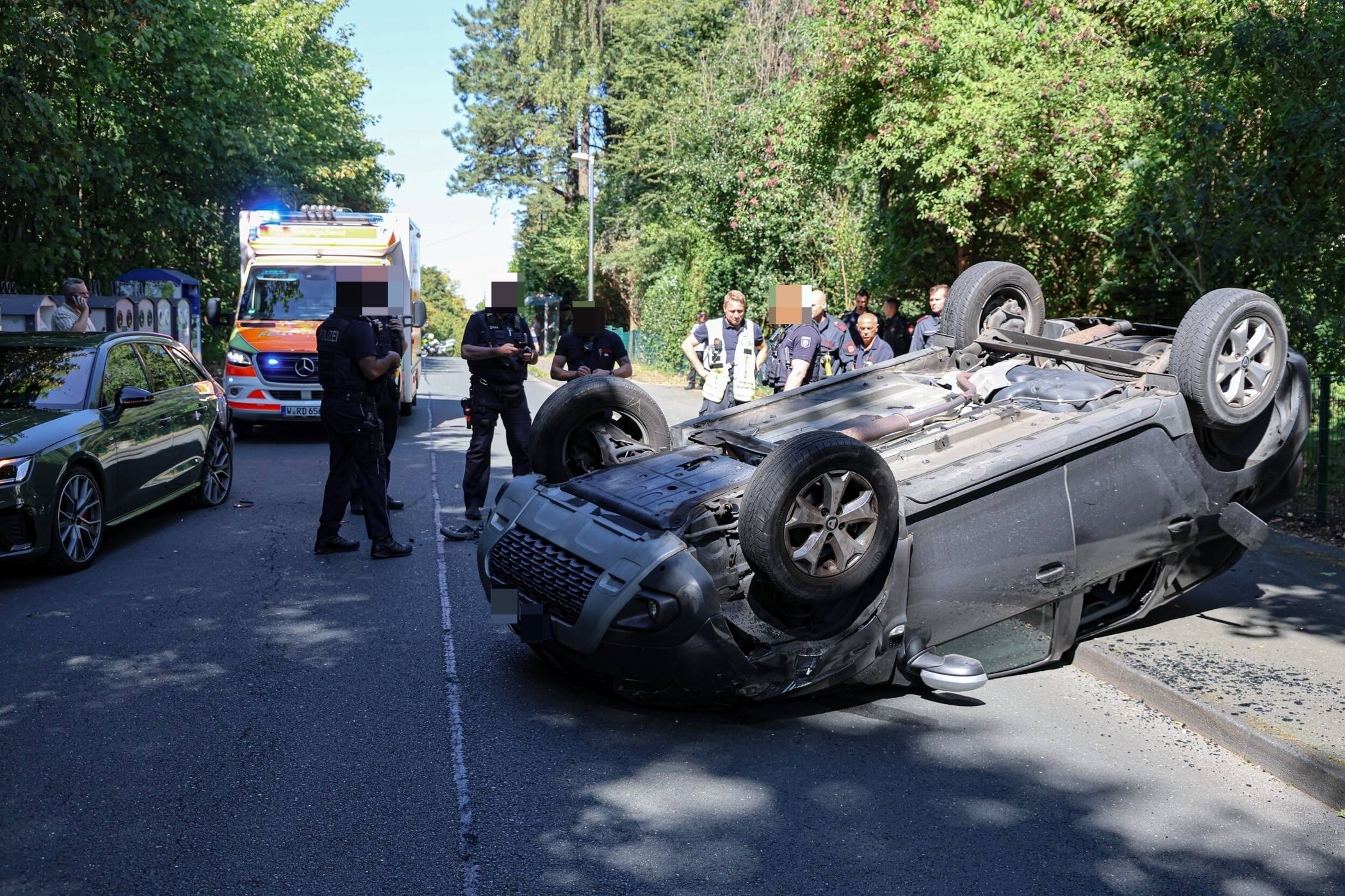  Der Wagen überschlug sich. 