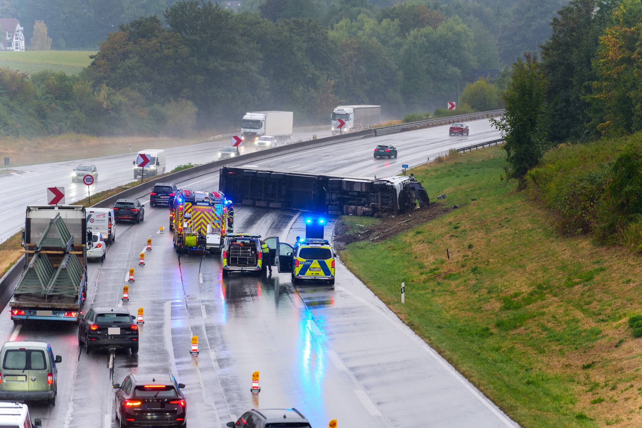Nach einer Weile durfte der Verkehr die Unfallstelle auf einer Spur passieren.