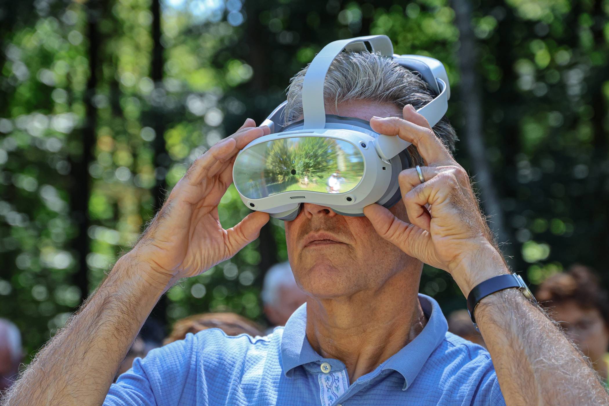 Eine VR-Brille – im Einsatz bei einer BUGA-Führung über die Königshöhe.