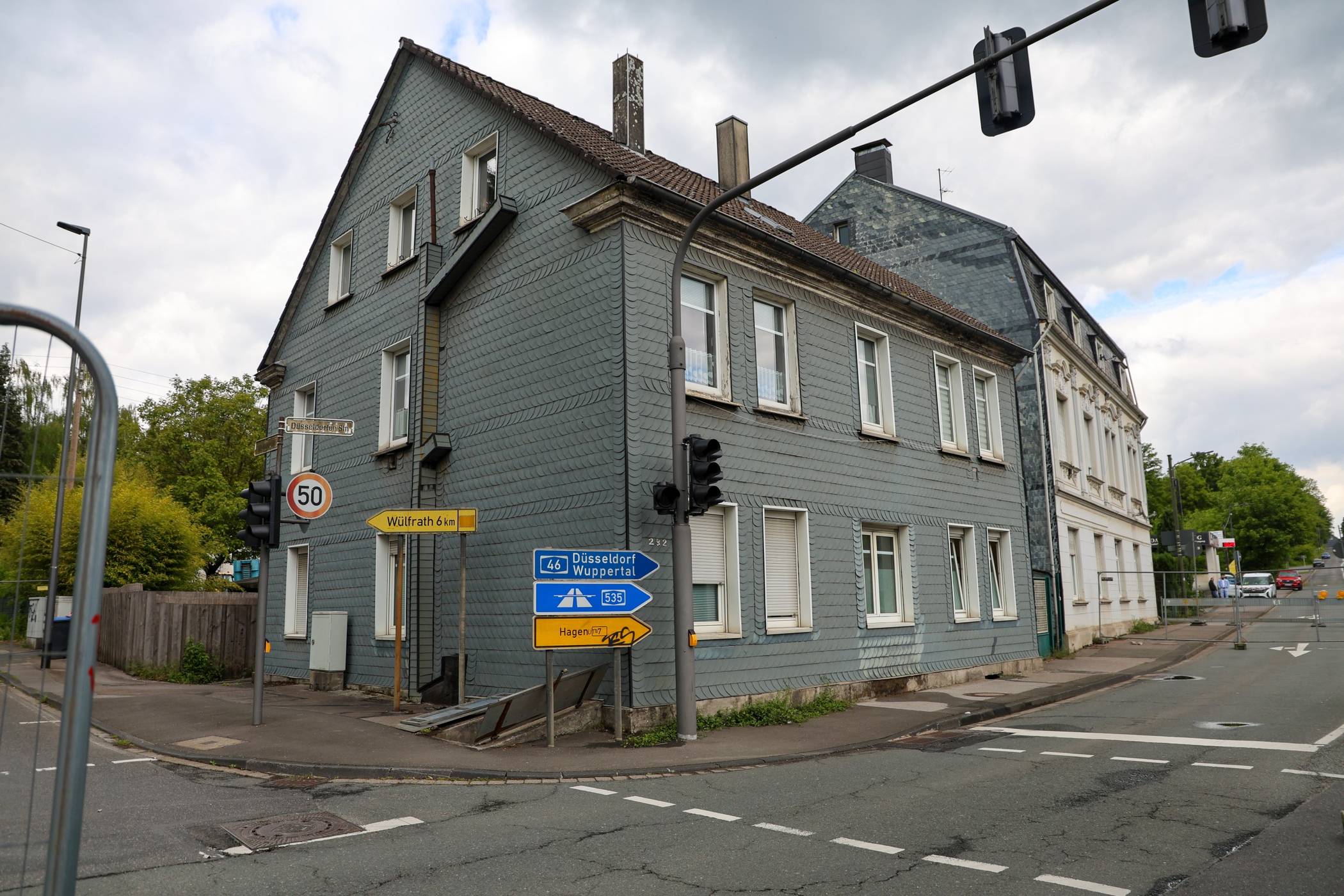  Das Haus ist nicht mehr einsturzgefärdet. 