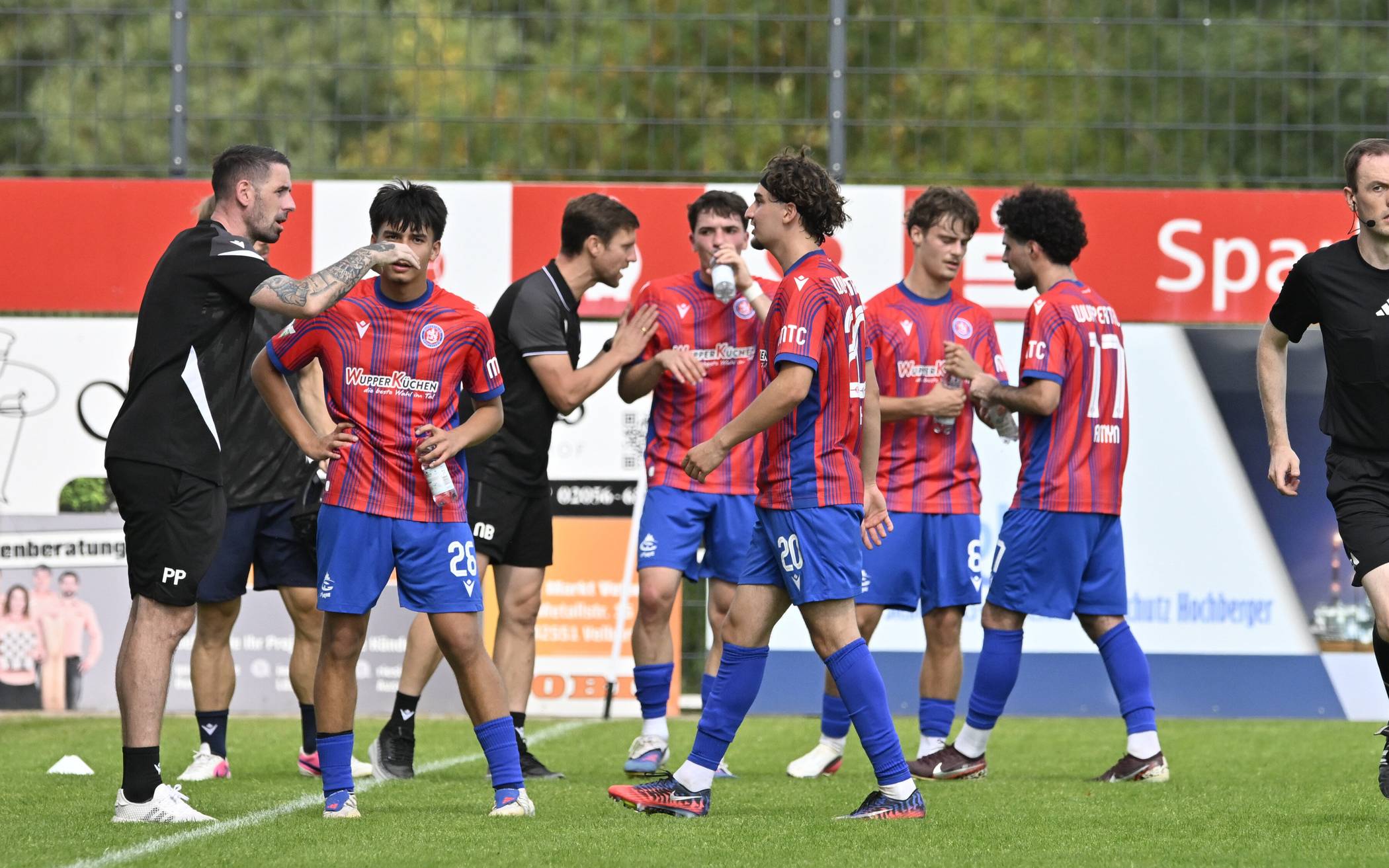 Co-Trainer Niklas Bonnekessel (3.v.li.) und Torwarttrainer