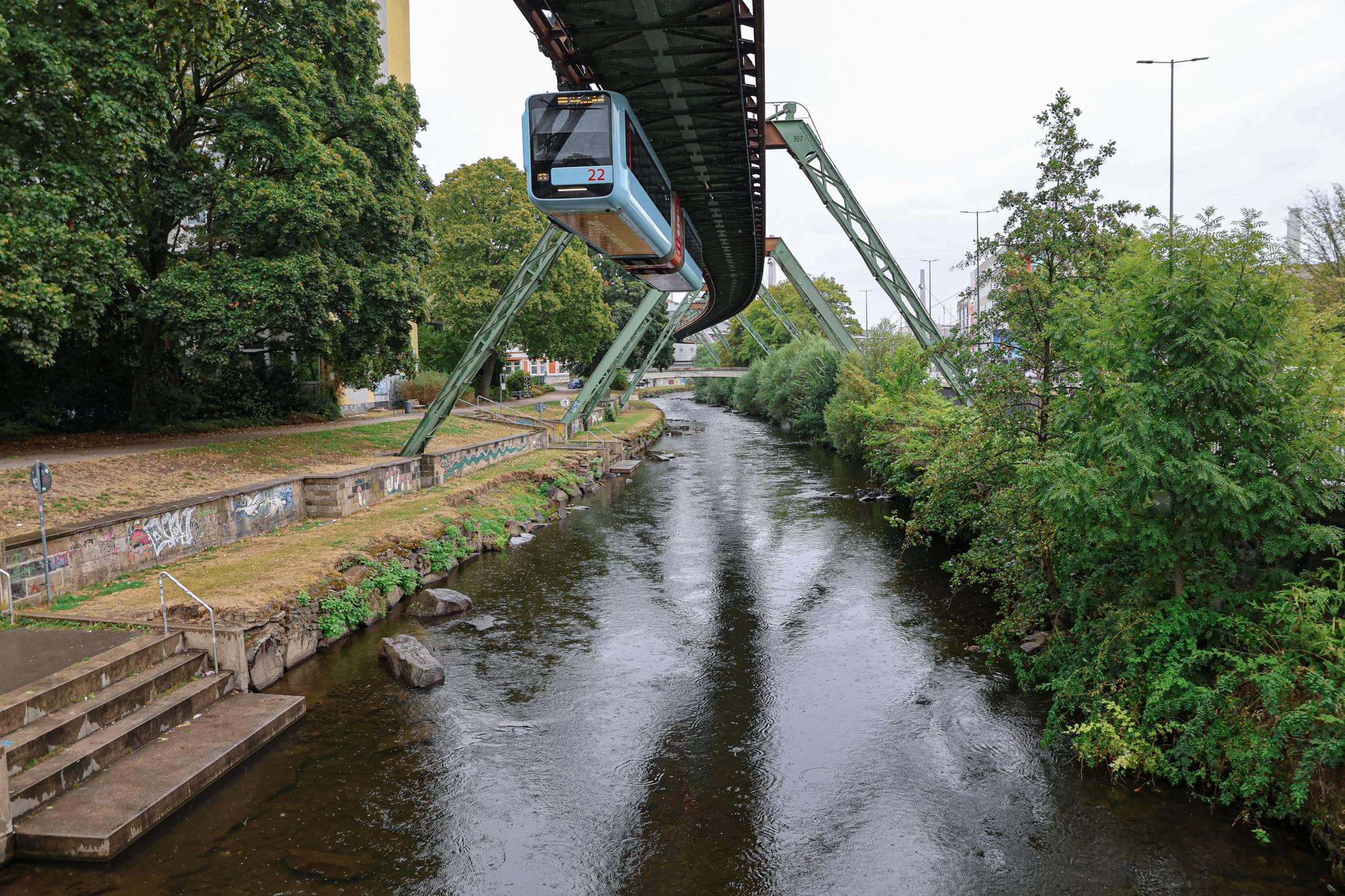  Die Stufen sind längst nicht mehr unter Wasser. 