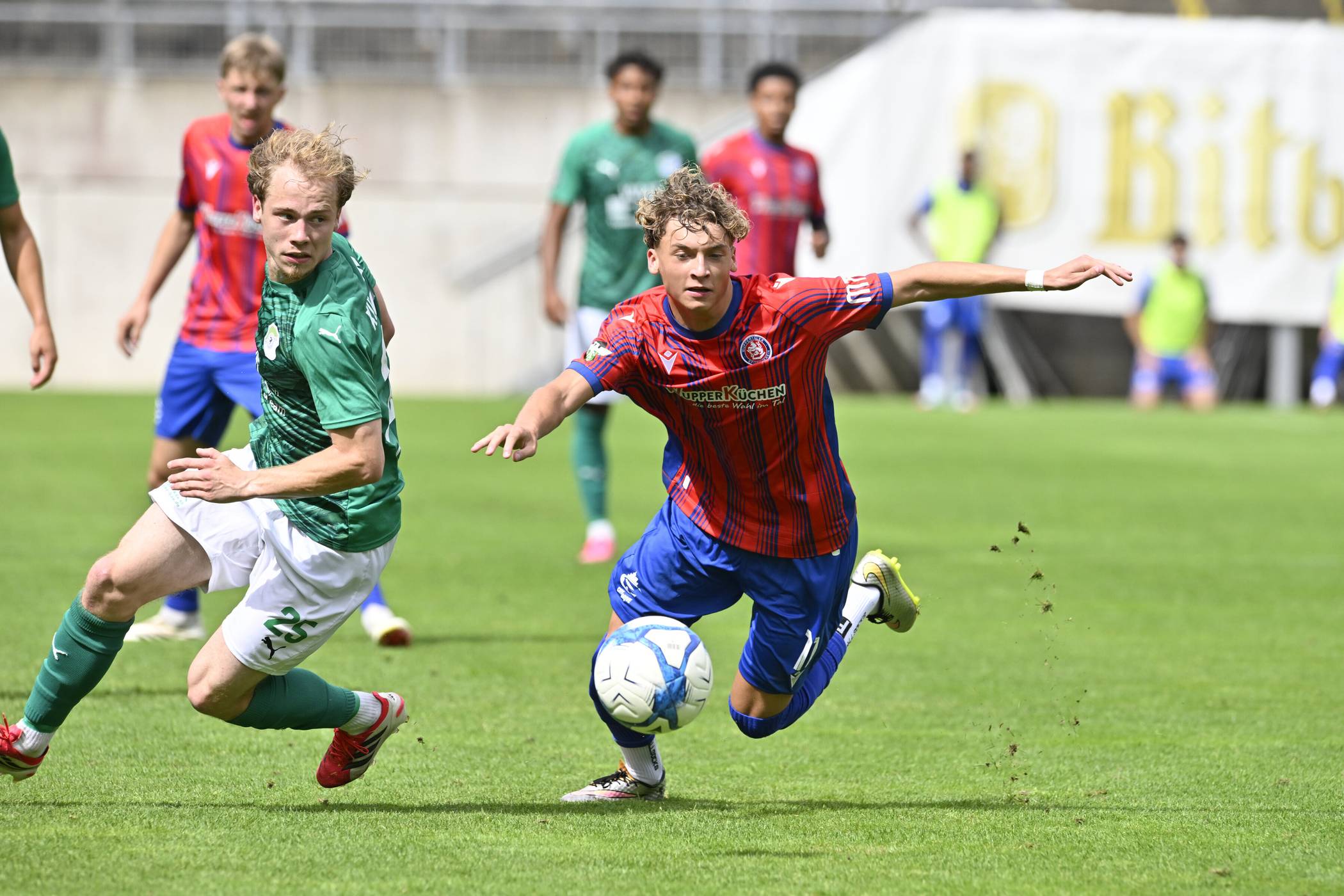 Sam Sausmikat (re.) ist nun offiziell im Oberliga-Kader.