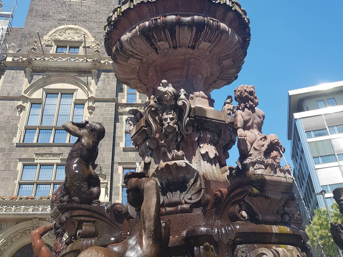 Umarmungen in Elberfeld am Brunnen auf dem Neumarkt