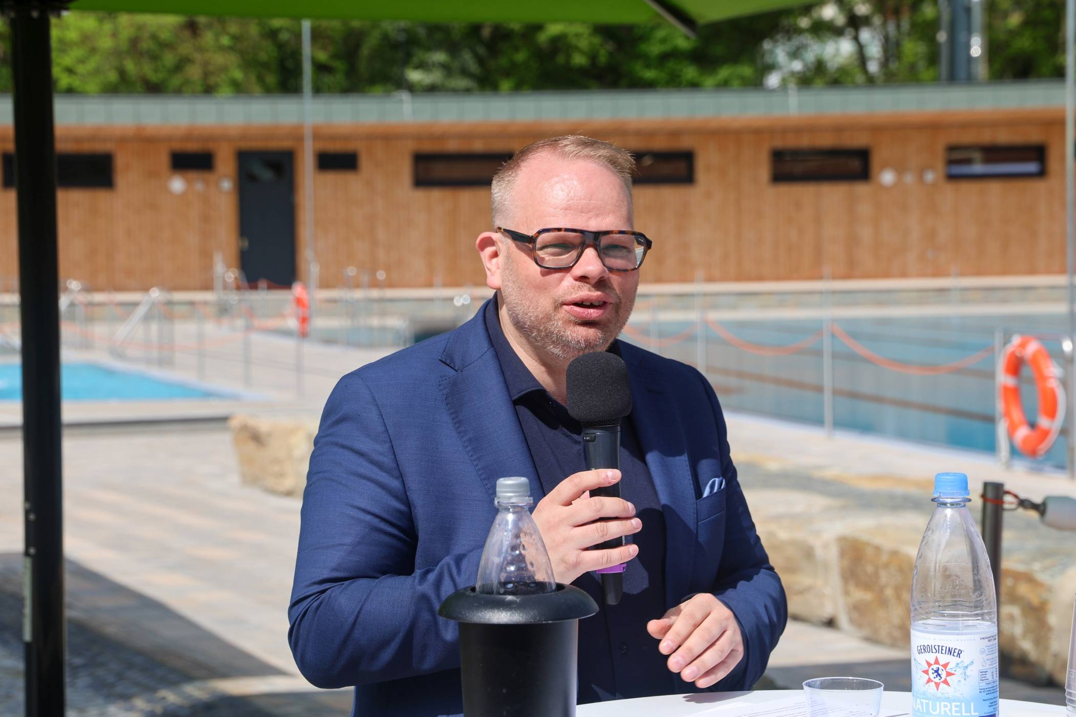  Helge Lindh (bei der Eröffnung des Freibads Mählersbeck). 