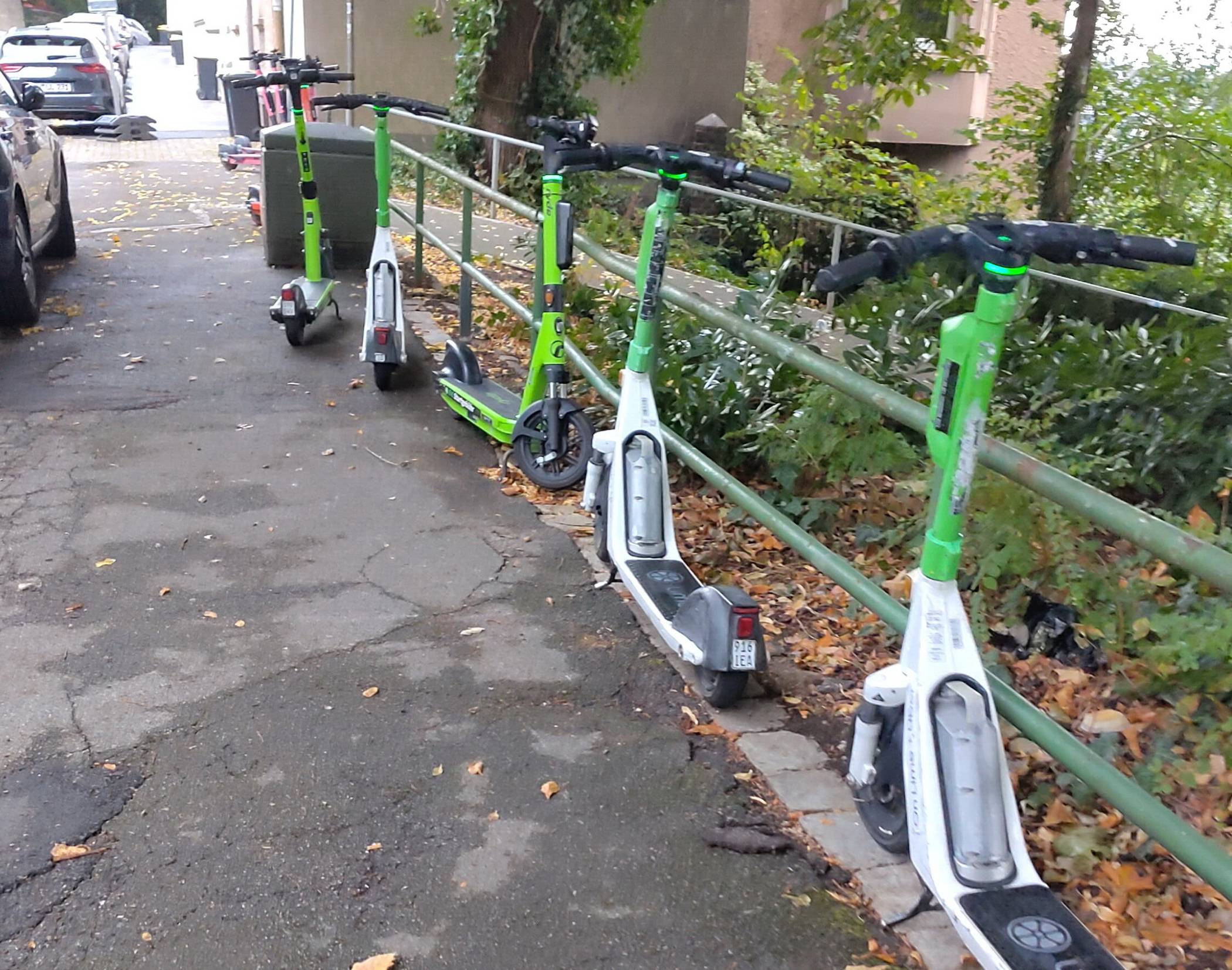 So geht es auch: Mehrere E-Scooter stehen ordentlich zusammen und lassen den Gehweg frei.