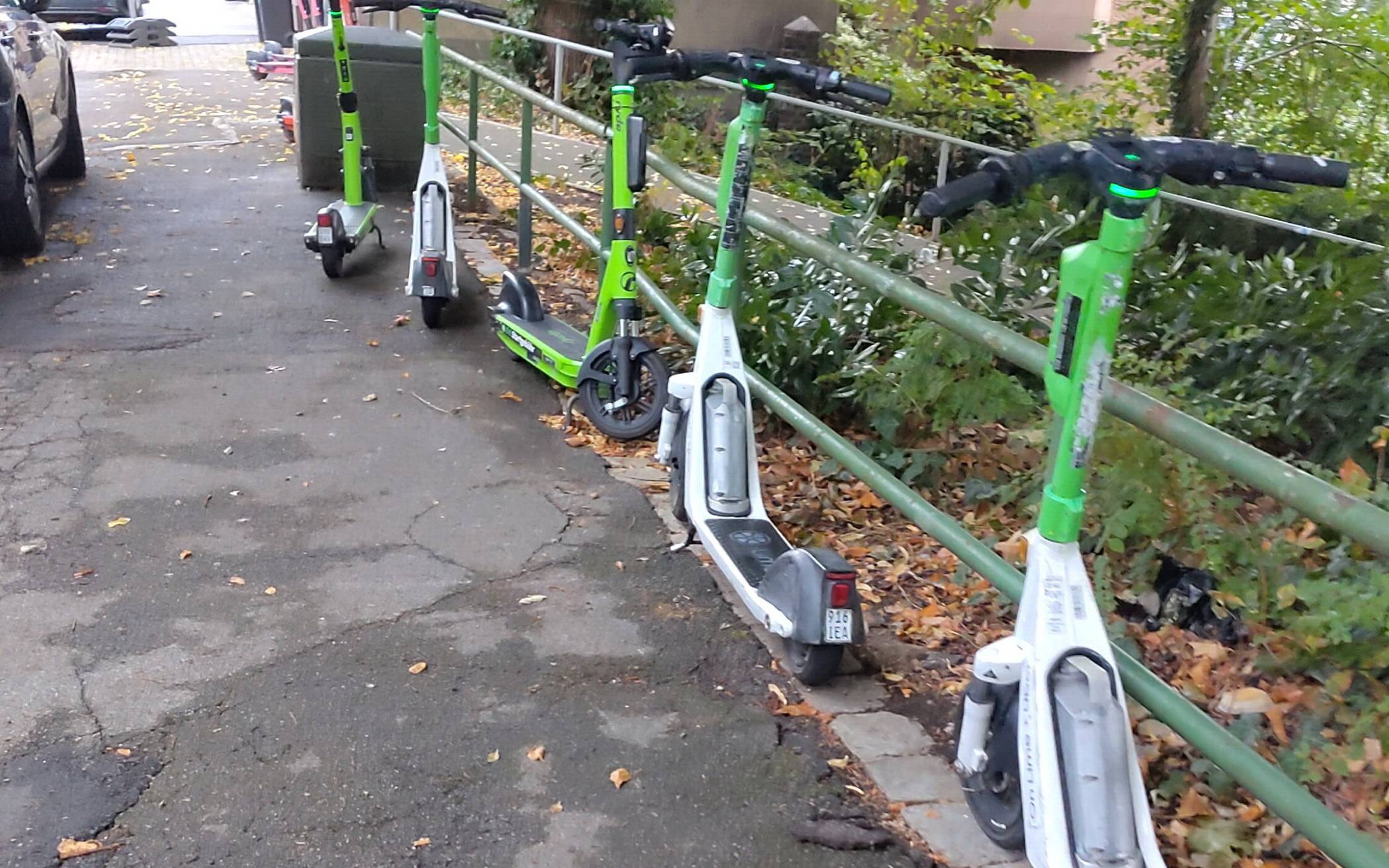 So geht es auch: Mehrere E-Scooter