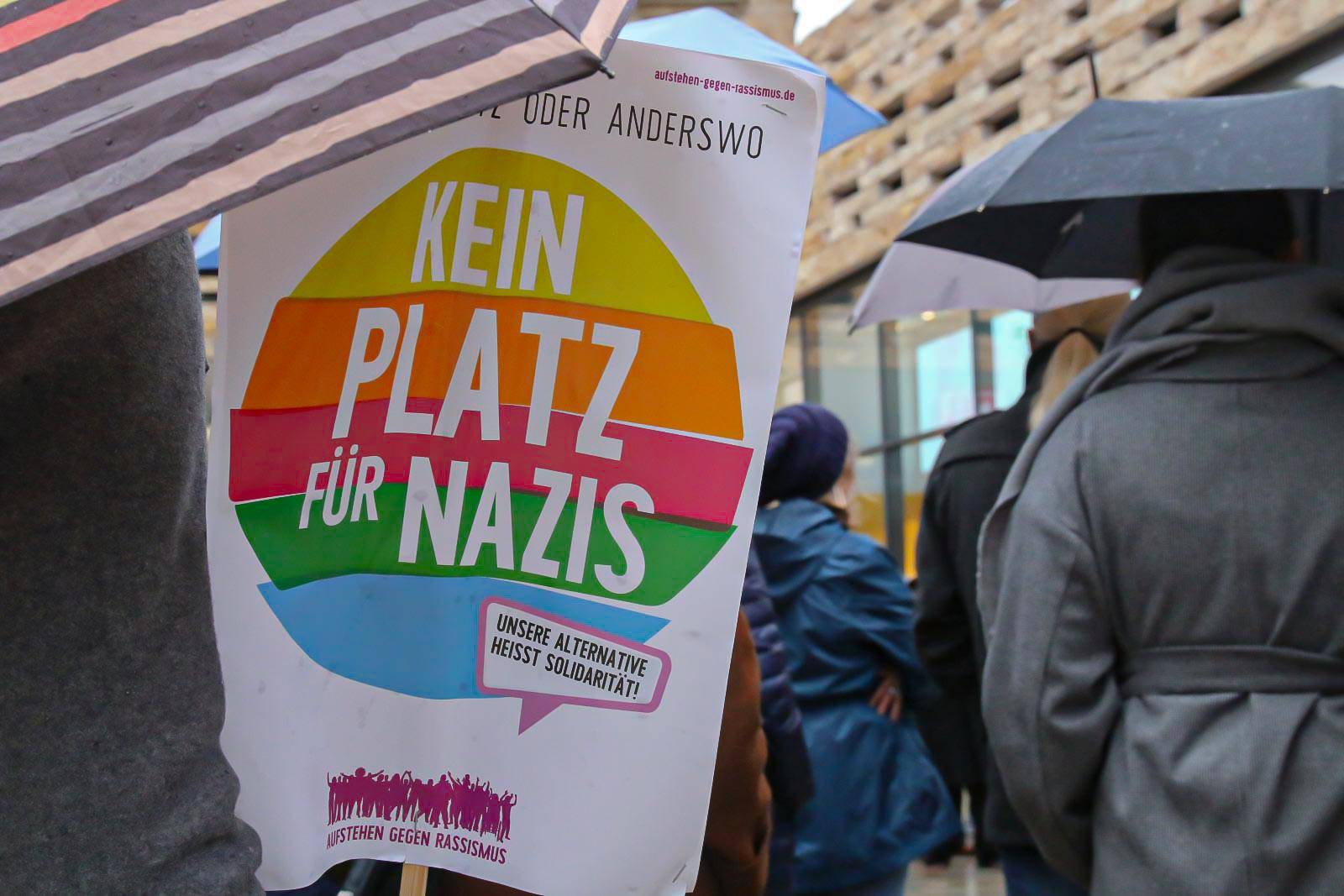 Plakat auf einer Demo vor dem Wuppertaler Hauptbahnhof (Archivbild).