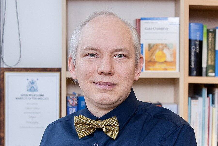  Prof. Dr. Fabian Mohr studierte Chemie in Melbourne (Australien) und promovierte ebenda. Nach Stationen in Kanada, den USA und Spanien ist er seit 2014 Professor für Anorganische Chemie in der Fakultät für Mathematik und Naturwissenschaften an der Bergischen Universität. 